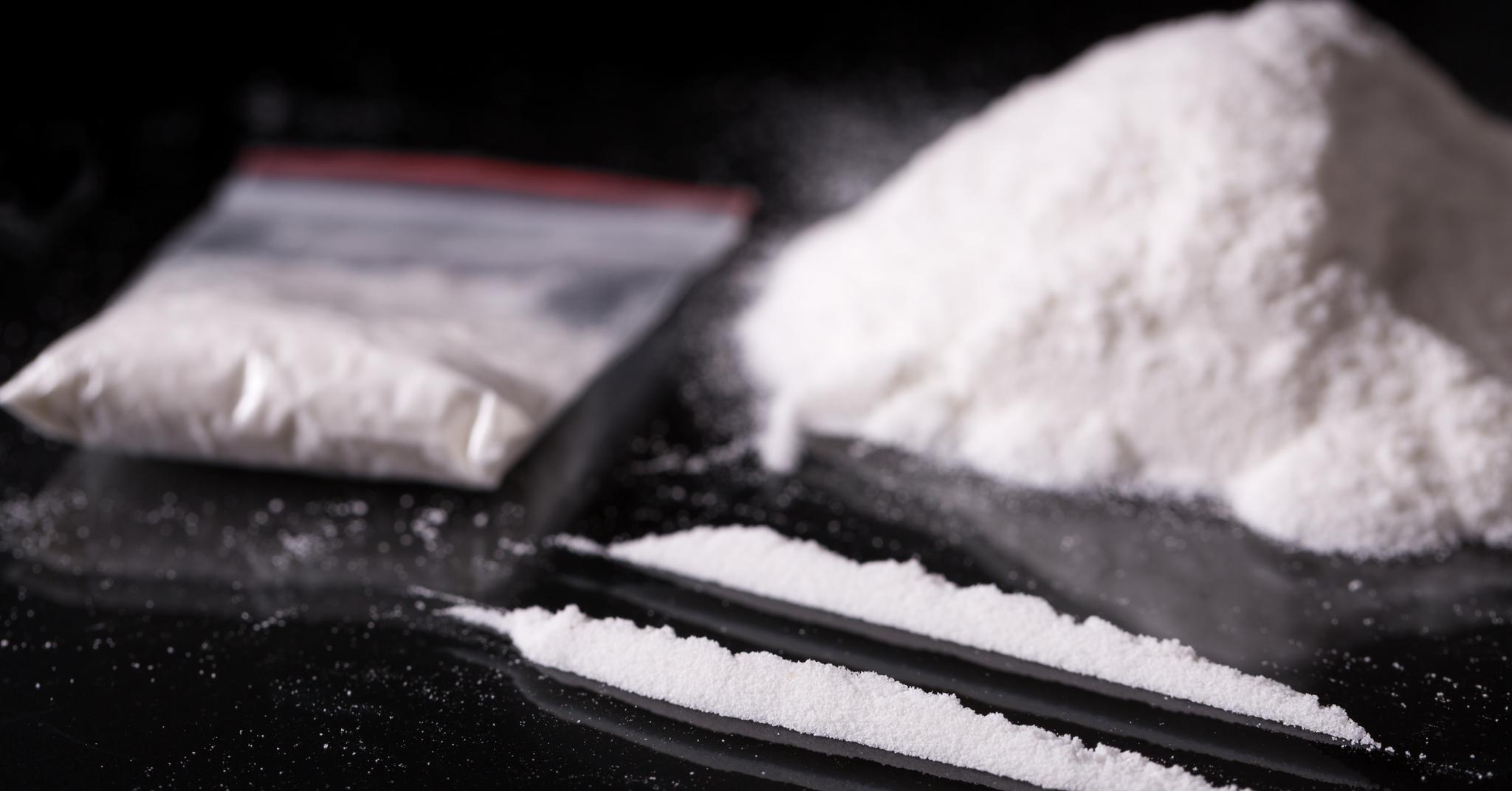 Kokain kommer fra bladene på koka-planten. Stoffet fremstilles i svært enkle jungellaboratorier i Sør- og Mellom-Amerika. Pulveret blir laget ved å blande bladene med en rekke giftige kjemikalier, blant annet bensin og svovelsyre. 