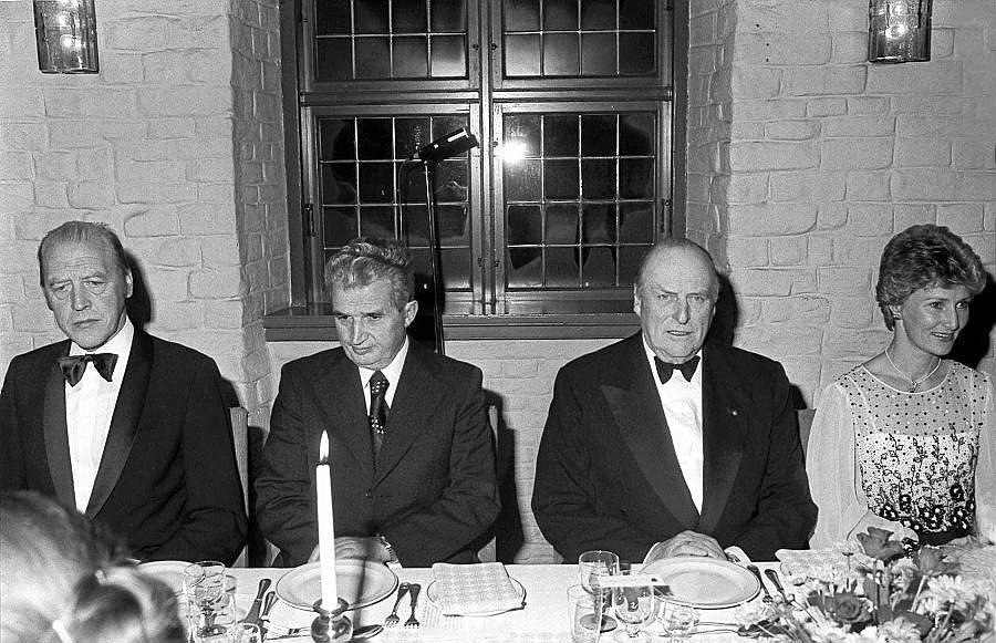 Romanias president Nicolae Ceausescu var i 1980 på offisielt besøk i Norge, her under middag på Akershus slott. F.v. statsminister Odvar Nordli, president Ceausescu, kong Olav og kronprinsesse Sonja. 