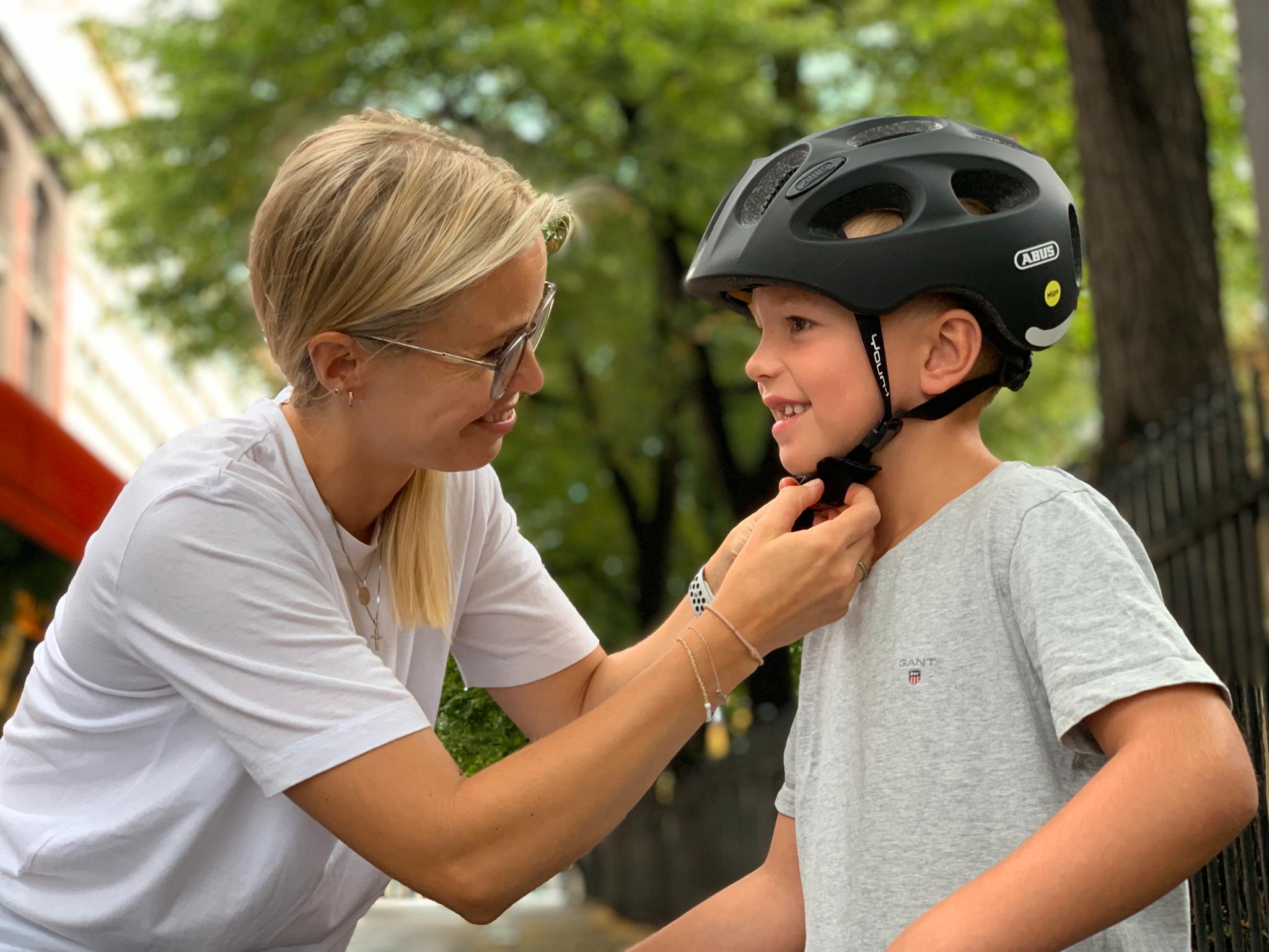 Det er viktig at sykkelhjelmen prøves på barnet før kjøp for å sikre best passform og at den er lett og behagelig å ha på. 