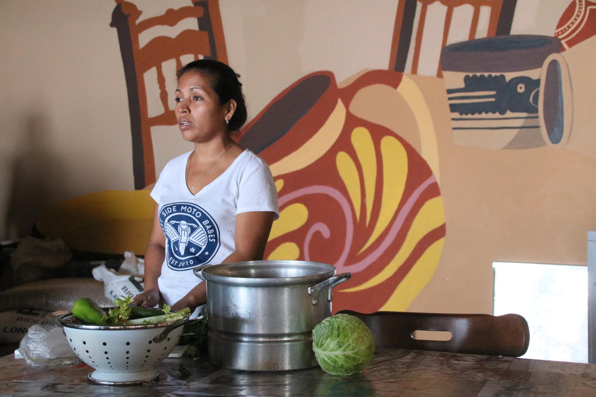 «Maria» venter på å få søke asyl sammen med familien. Her lager hun lunsj på mottaket Espacio Migrante i Tijuana. Aftenposten har valgt å ikke bruke navn på migratene, som er i en utsatt situasjon. 