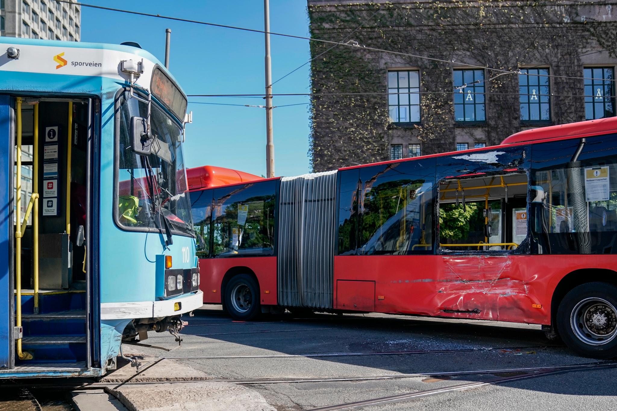 En buss og en trikk kolliderte på Solli plass i Oslo lørdag ettermiddag. 
