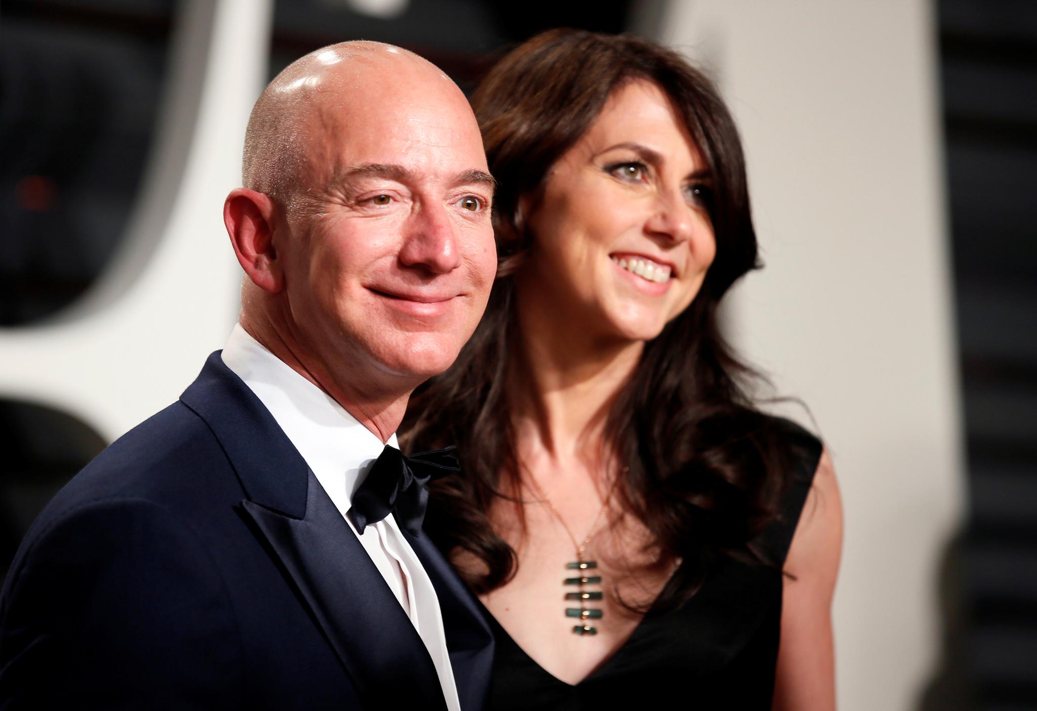Jeff Bezos sammen med sin daværende kone Mackenzie Tuttle på Oscar-fest i Beverly Hills i februar 2017. 9. januar ble det klart at de skal skilles etter 25 års ekteskap.