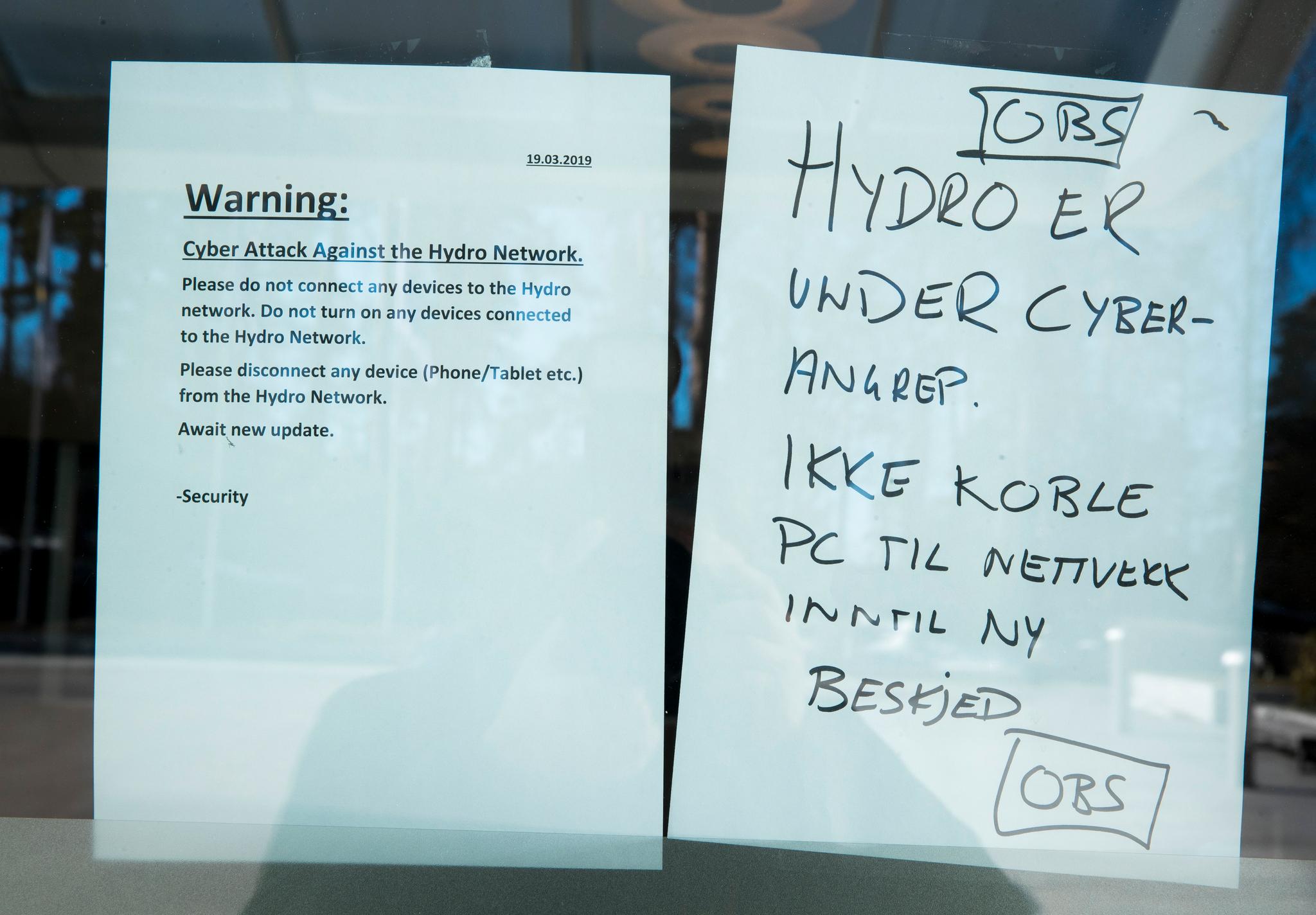 I mars 2019 ble Hydro rammet av et omfattende dataangrep. Angrepet lammet selskapets operasjoner, og kostet til sammen 800 millioner kroner. Her er en lapp i Hydros lokaler som advarer ansatte mot å skru på PC-ene sine. 