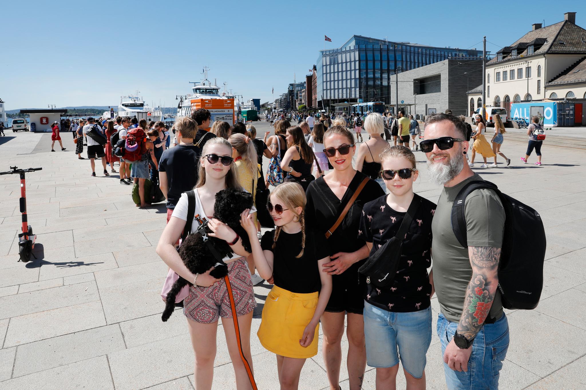 Familien fra Oslo/Sandnes kan bli stående lenge i køen, men det er verdt det, mener de. Det første de skal gjøre når de kommer frem til Hovedøya, er å bade. 