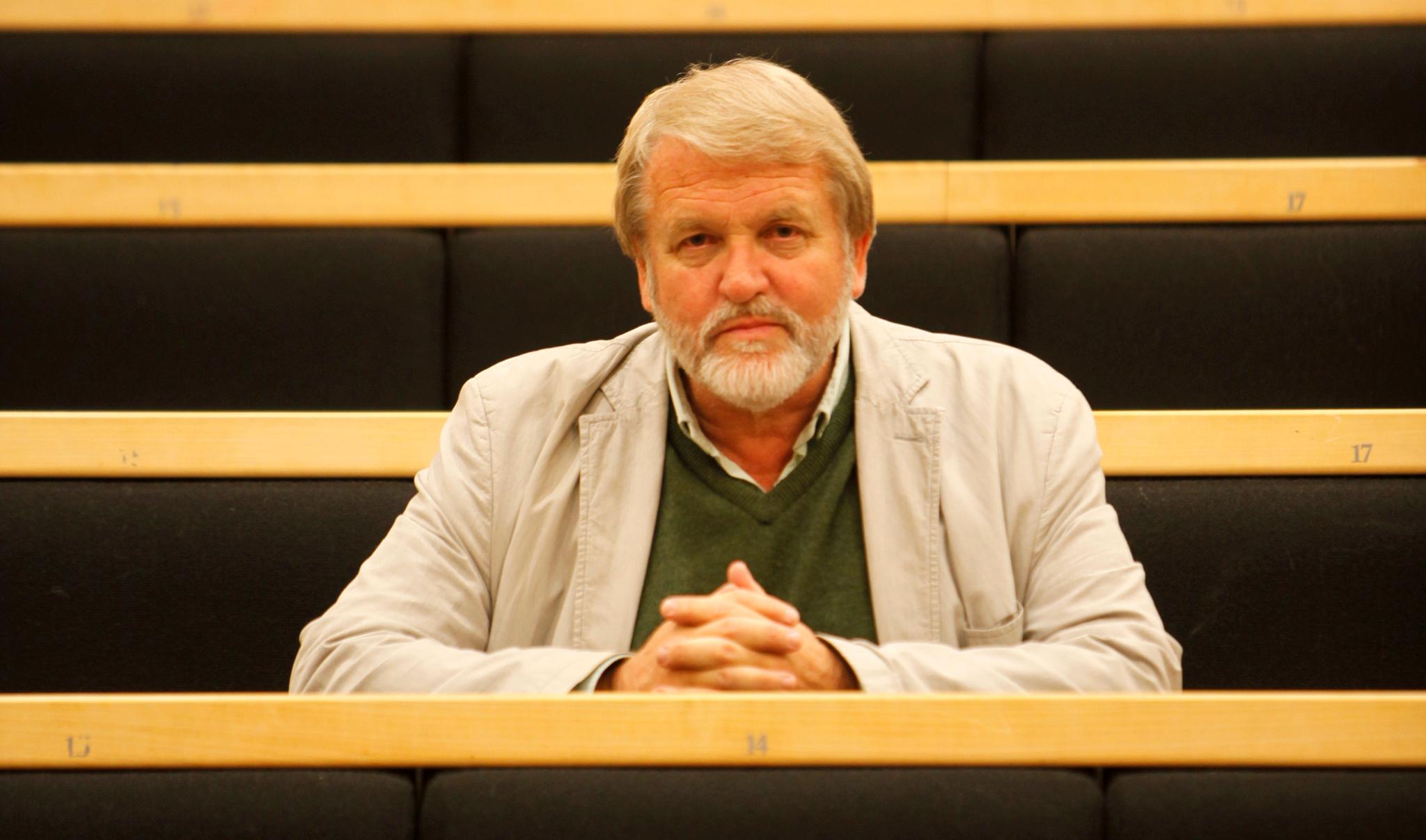 Debatten startet i sommer da professor Bernt Hagtvet (bildet) skrev en kronikk om forfatteren Dag Solstad og kommunisme.