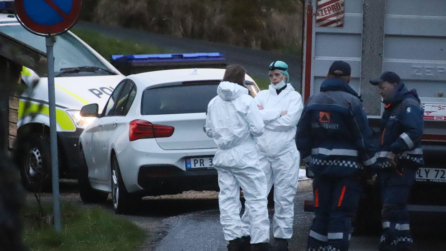  Kriminalteknikere har i natt arbeidet på åstedet der to personer ble funnet alvorlig skadet i Flekkefjord. Sivilforsvaret bistår politiet på stedet. 