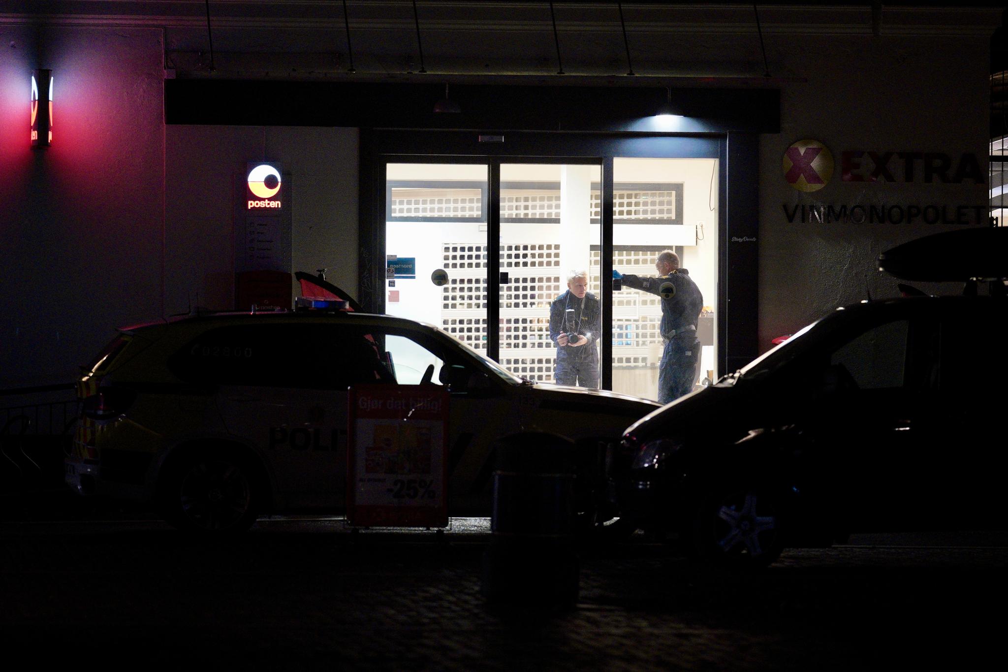 Da den første politipatruljen kom til Extra-butikken i Kongsberg for å forsøke å stoppe Espen Andersen Bråthen, var klokken 18.17.25. Først tre minutter senere tar politiet seg inn i selve butikken og blir beskutt av gjerningsmannen.
