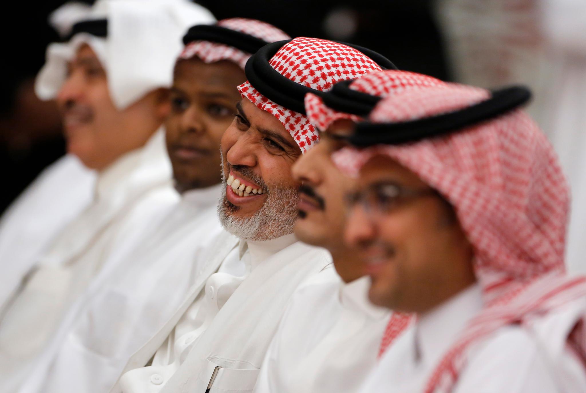 Saudiarabiske tjenestemenn under en pressekonferanse med landets energiminister da det ble kunngjort at landet har klart å gjenoppta 50 prosent av oljeproduksjonen som lå nede etter angrepene mot saudiarabiske oljeanlegg natt til lørdag. Foto: Amr Nabil / AP / NTB scanpix