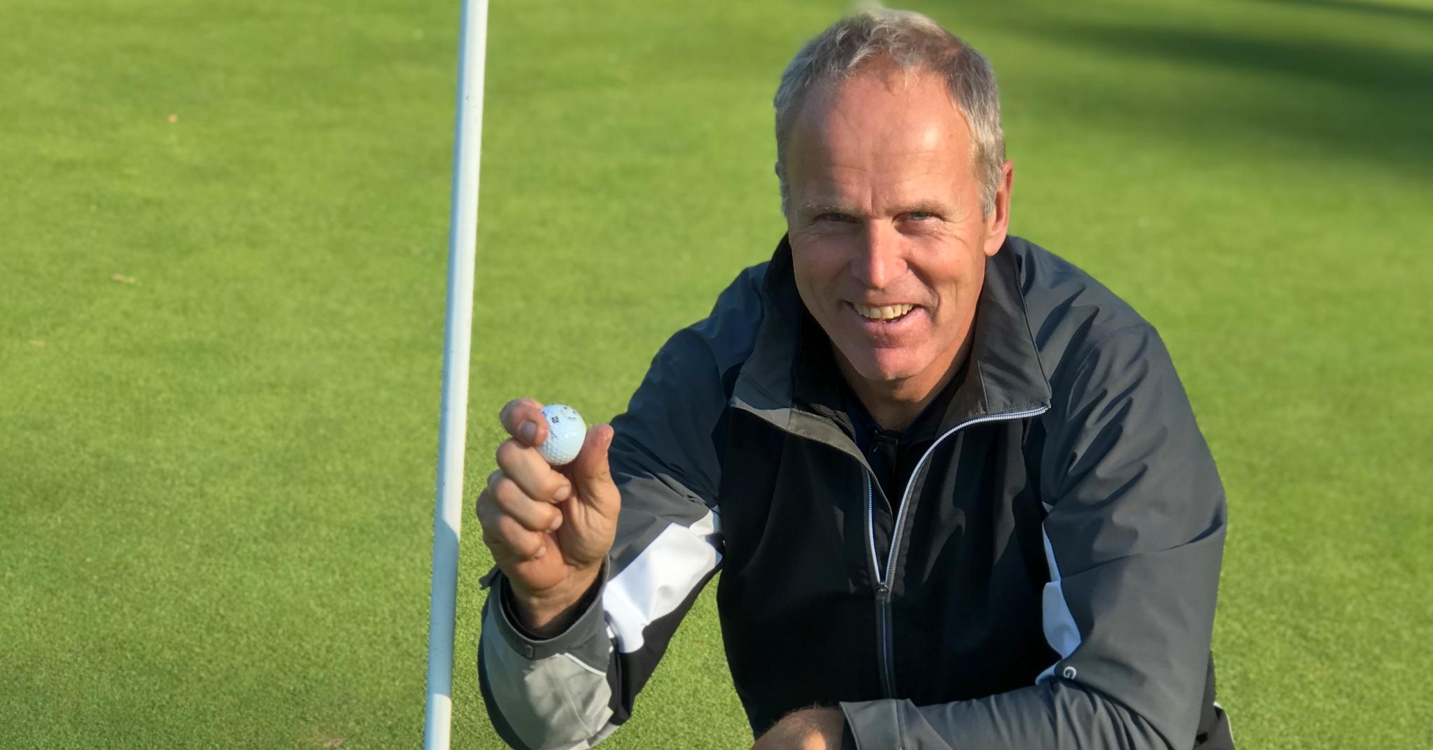 Rune Svennevik har her nettopp slått «hole in one». Nå kan lederen også juble over at Mandal Golfklubb har fått milliongave.