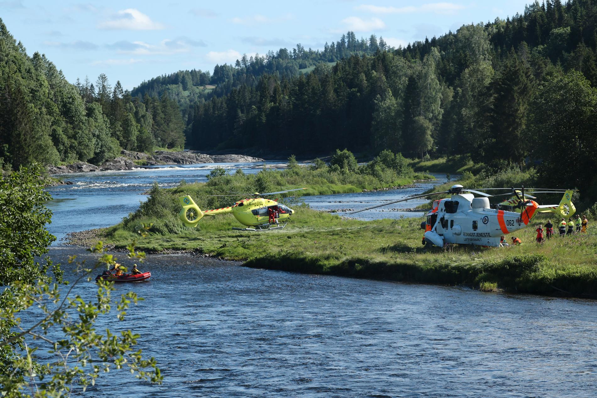 Redningshelikopter og luftambulansen på stedet etter at en kano veltet i Numedalslågen ved Steinsholt i Larvik kommune.
Foto: Geir Eriksen / NTB