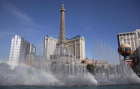 BELLAGIO: Fontenen utenfor Bellagio-hotellet i Las Vegas er et av byens største kjennemerker. FOTO. Scanpix.