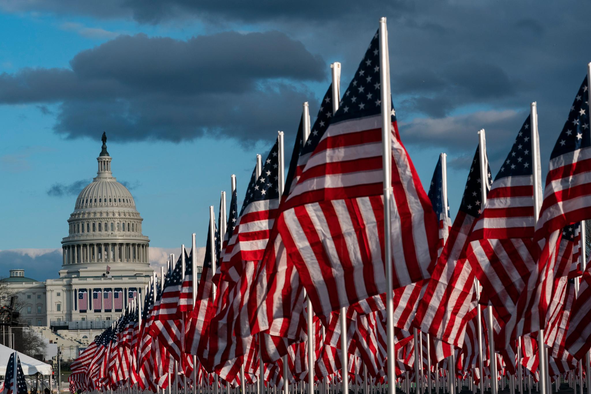 Amerikanske flagg er plassert foran kongressbygningen i forkant av innsettelsen av president Joe Biden og Kamala Harris.