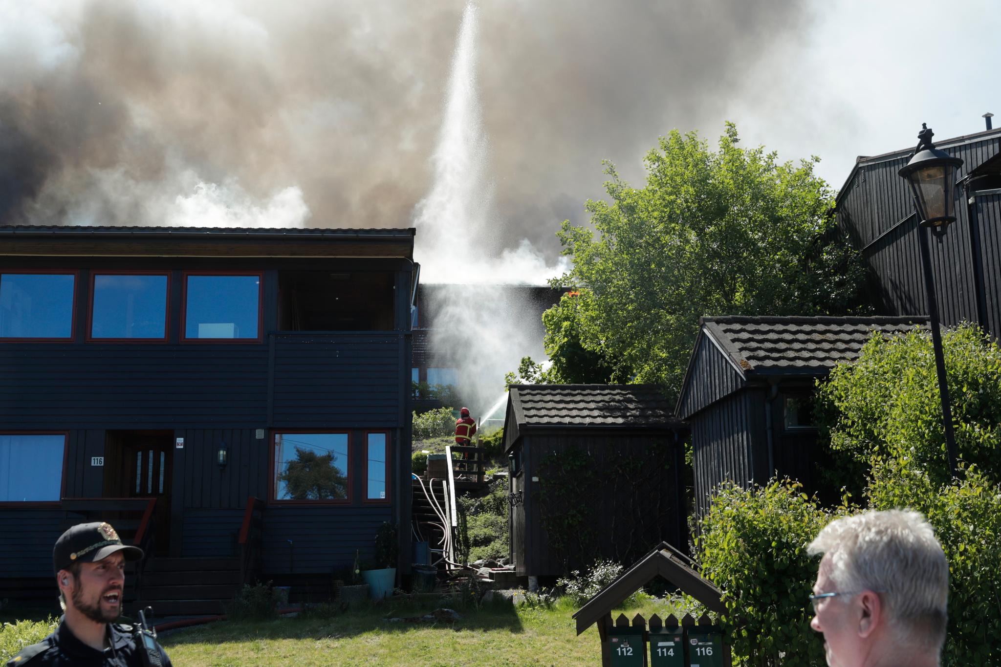 Brannvesenet prøvde lenge å stanse stanse spredning til den nærmeste husrekken, men lyktes ikke. 