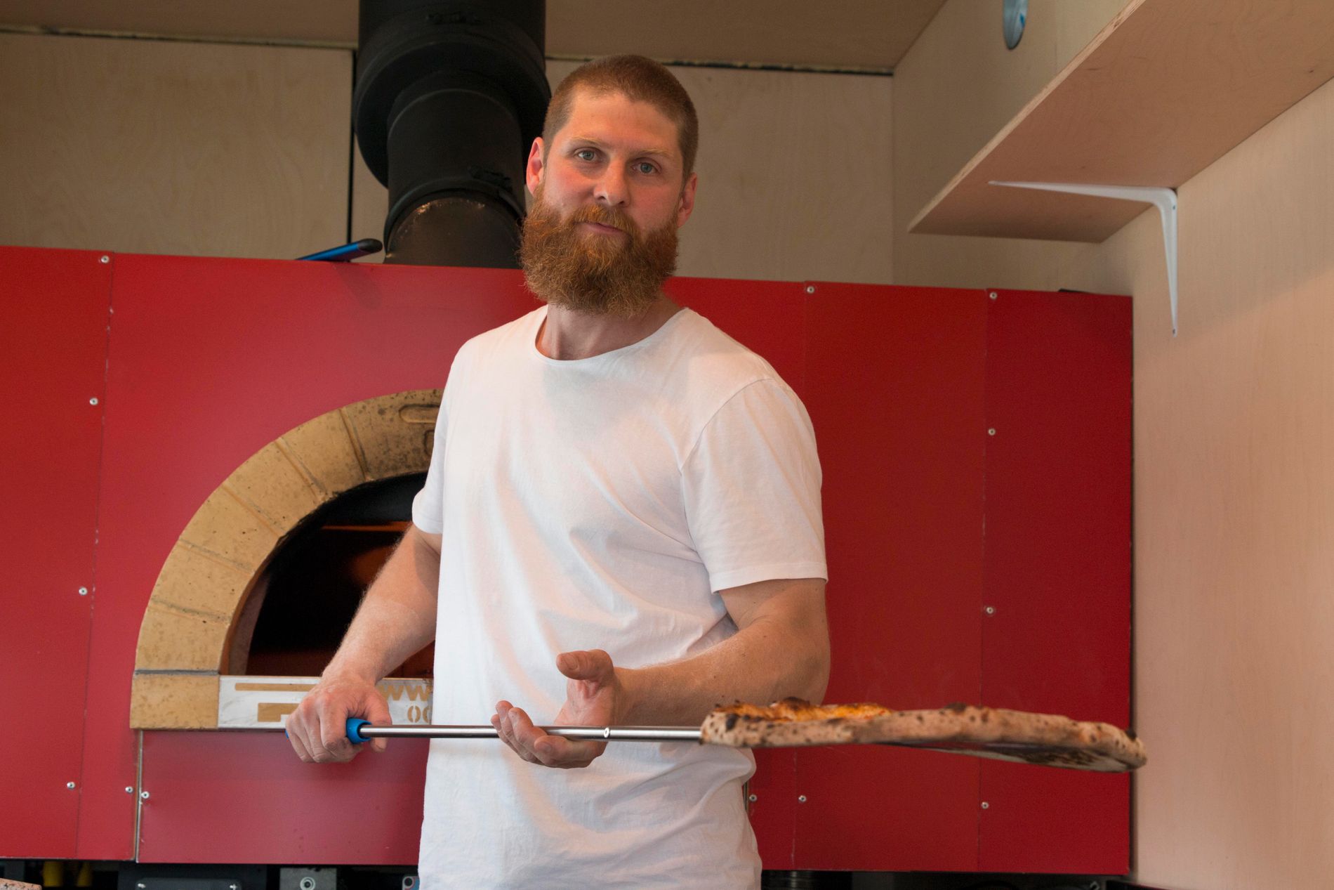 Det som kjennetegner napolitansk pizza er blant annet syltynn bunn og at den stekes på veldig høy varme i bare et par minutter. 
