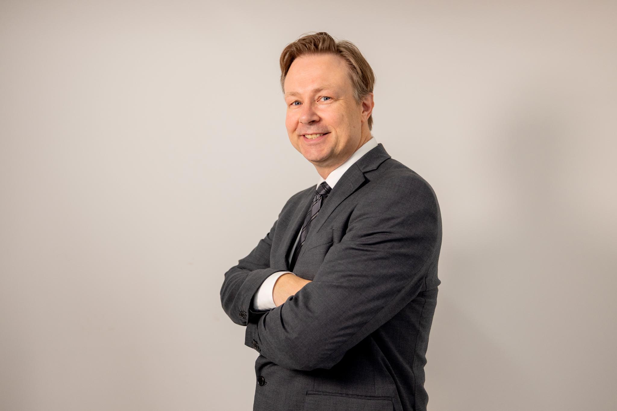 Høyre-politiker knyttet drapet på Kirk til transideologi. Nå legger han seg flat.