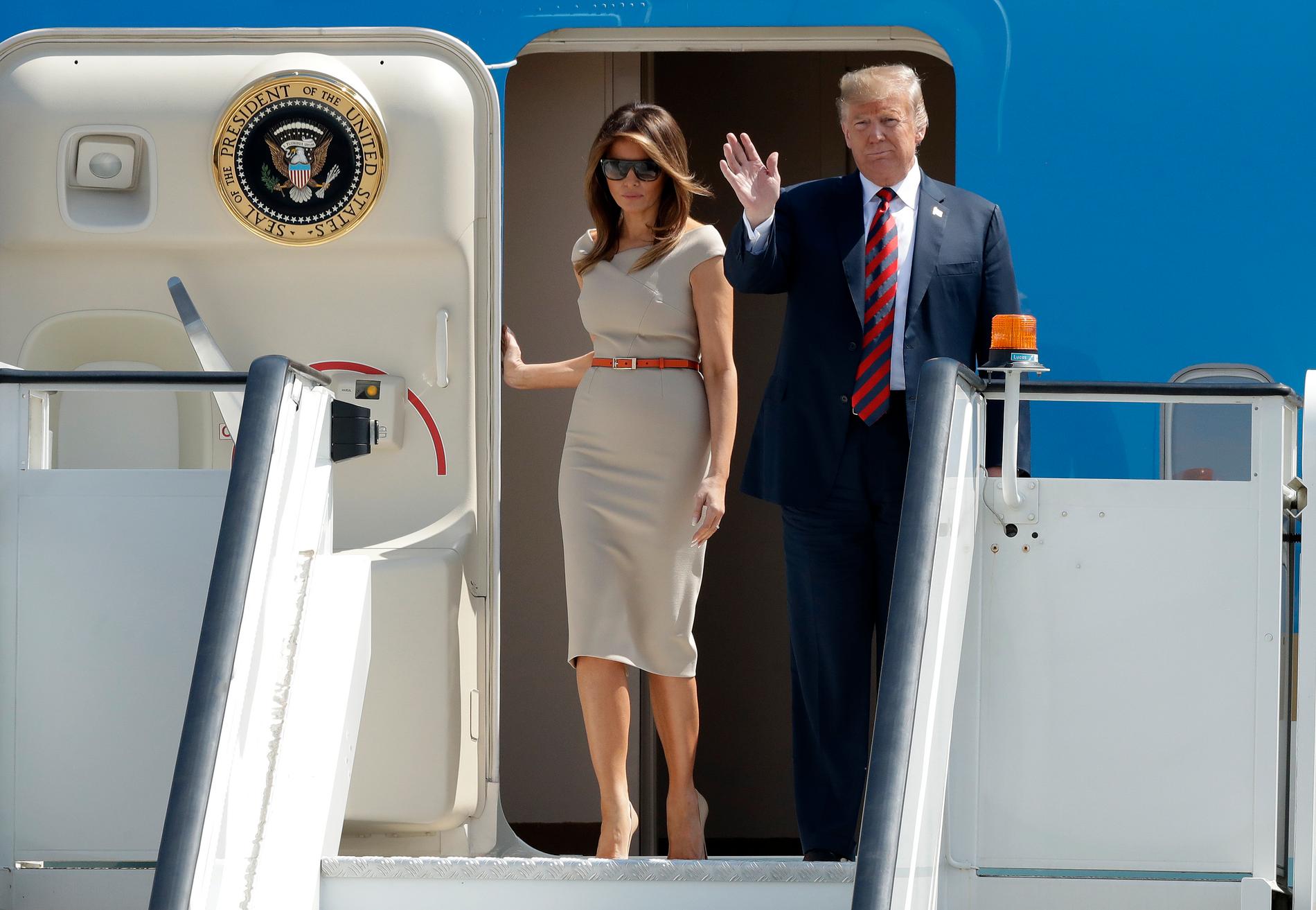 President Donald Trump og førstedame Melania Trump på vei ut av flyet på Stansted flyplass torsdag ettermiddag. Foto: Matt Dunham / AP / NTB scanpix