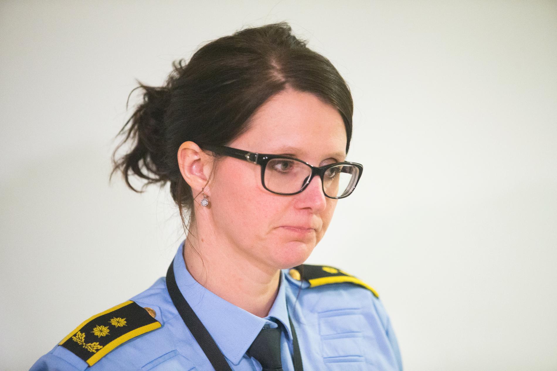  Politiadvokat Julie Dalsveen på pressekonferansen i Brumunddal fredag kveld. Politiet har pågrepet ektemannen til den savnede Janne Jemtland og siktet ham for drap.  