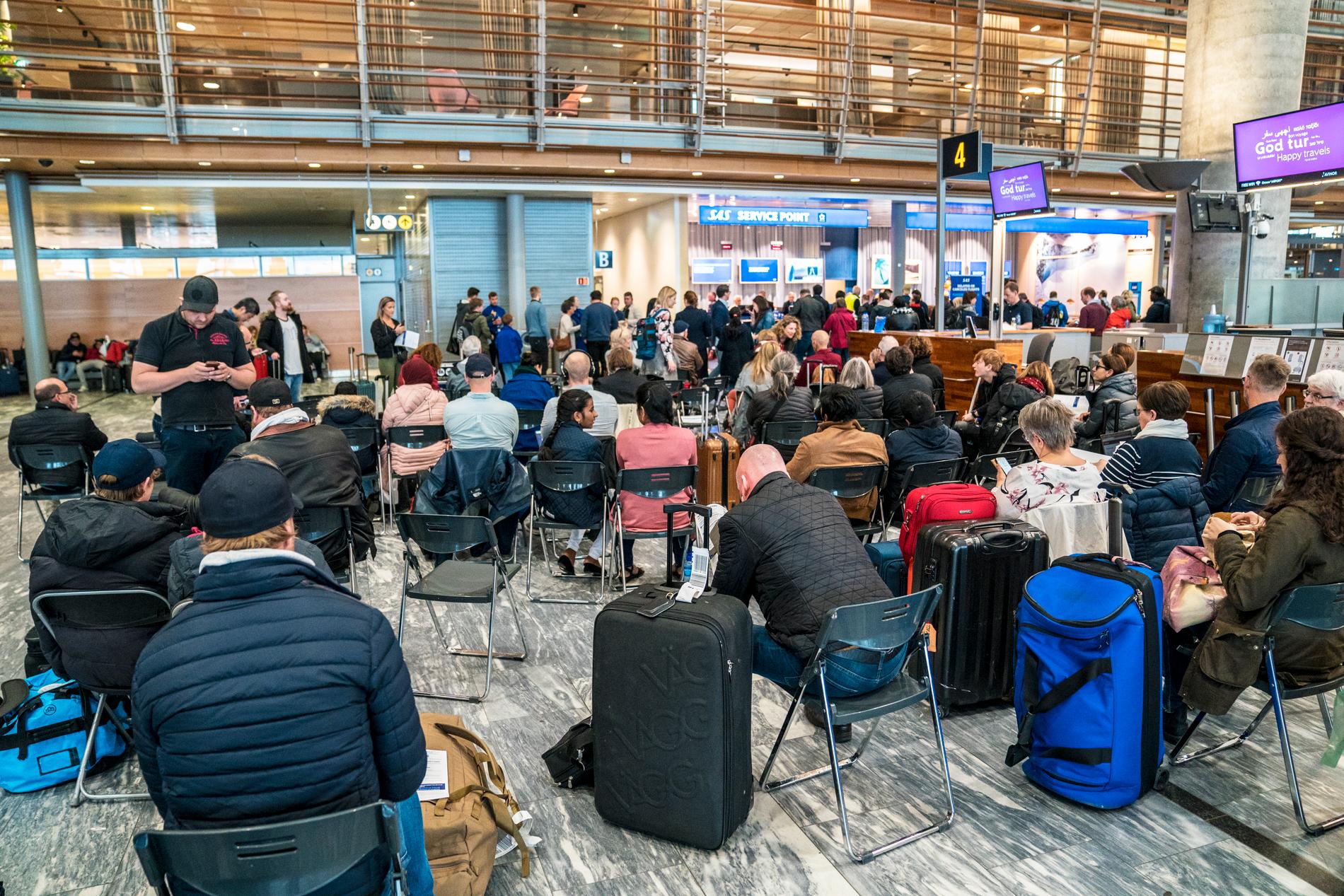 Opptil 80.000 reisende ble rammet av SAS-streiken fredag. På Oslo Lufthavn Gardermoen var det satt frem stoler foran SAS-skranken og mange hadde møtt opp for å få mer informasjon om situasjonen.