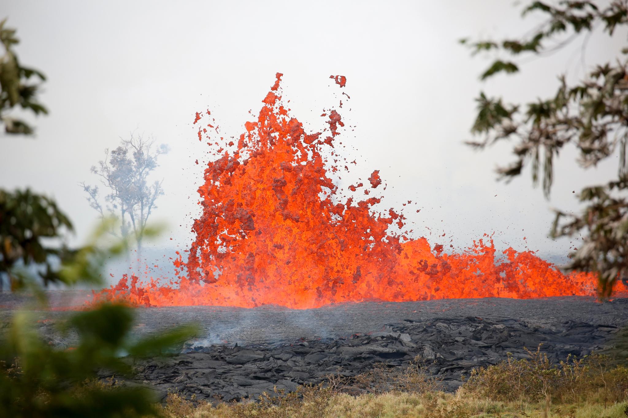 Lava i utkanten av byen Pahoa på Hawaii lørdag.