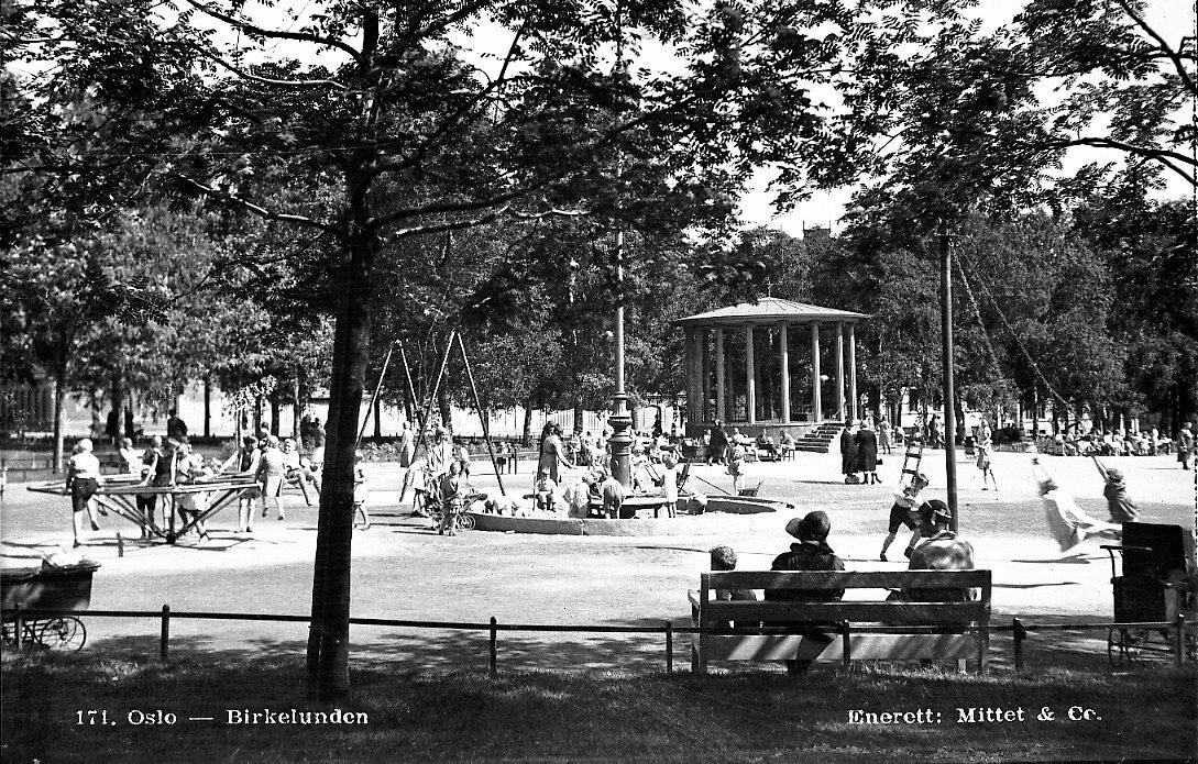 Birkelunden, ca. 1930. Birkelunden var fra 1880 et frodig parkanlegg med plener, gangveier og lekeplasser. 