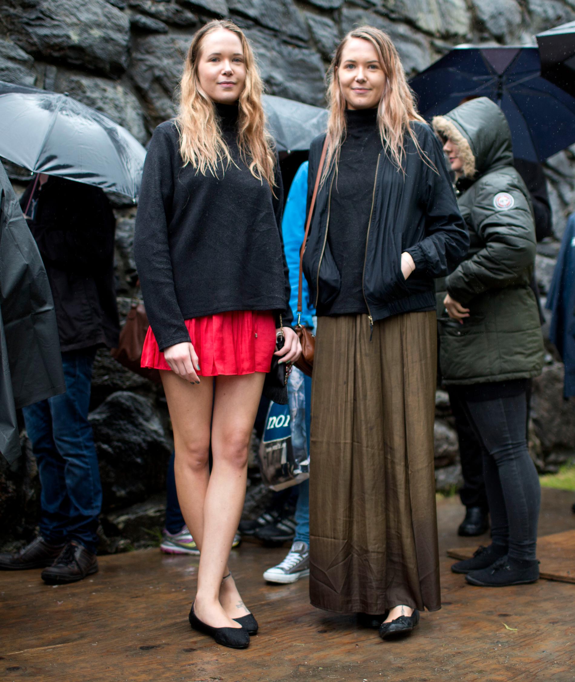 KALDT: Emily Skagen (t.v) og søsteren Helene var ikke de best kledde i striregnet i køen inn til Koengen.