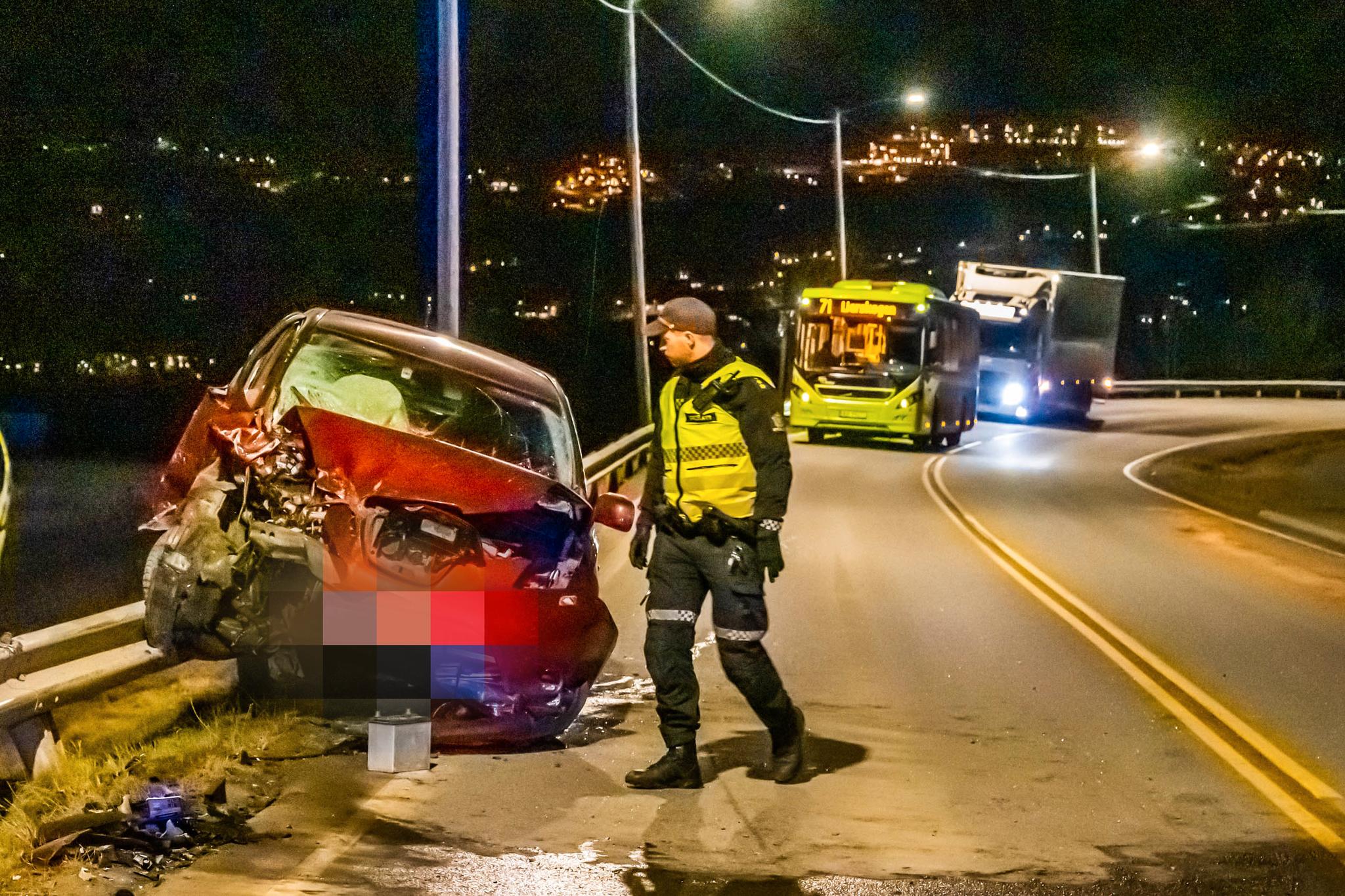 To biler frontkolliderte i Lier. Det førte til at politiet senere fant en død kvinne i Bærum.