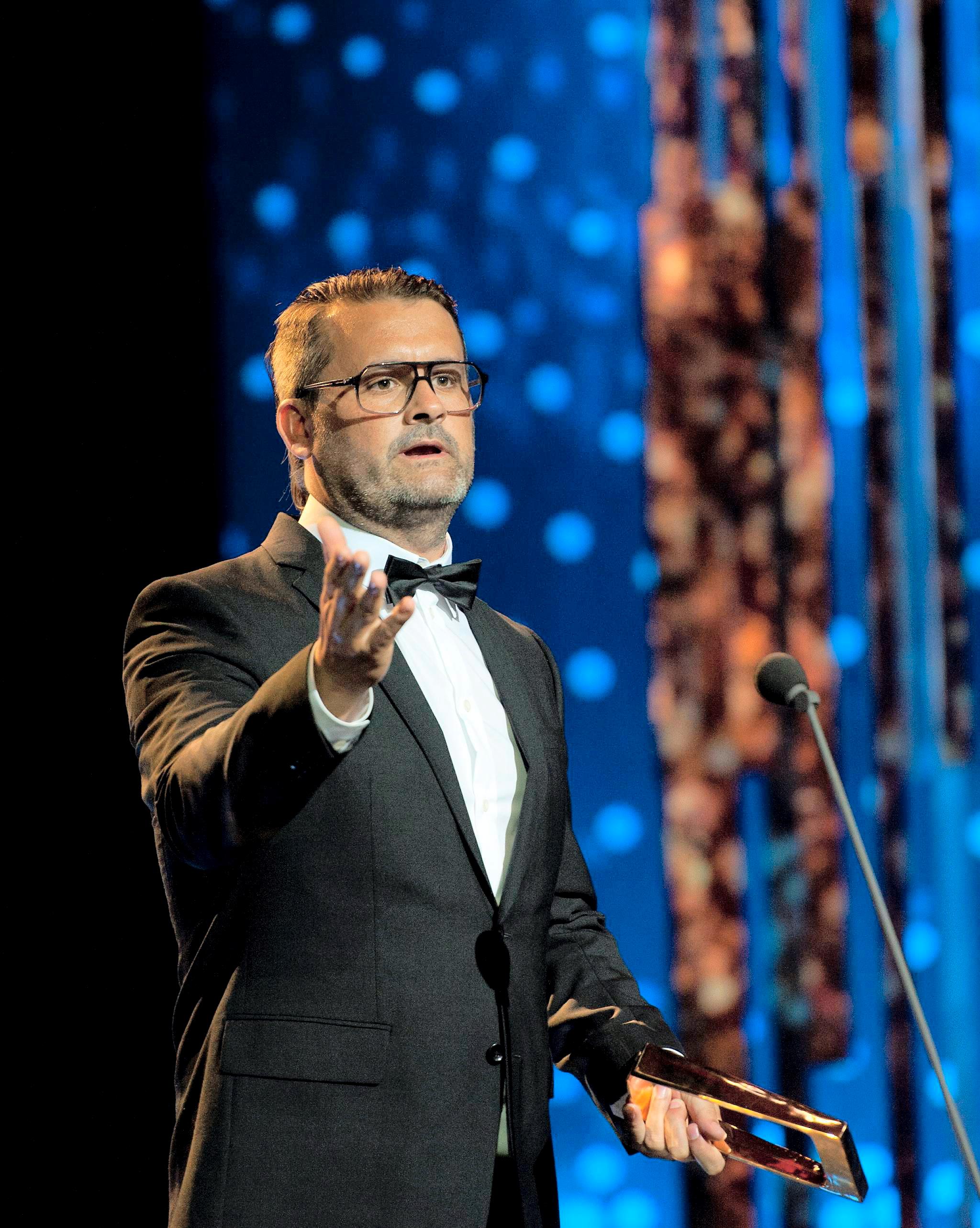 Thomas Seltzer vinner Gullruten for andre året på rad som årets beste mannlige programleder for sin innsats i NRKs Trygdekontoret. 