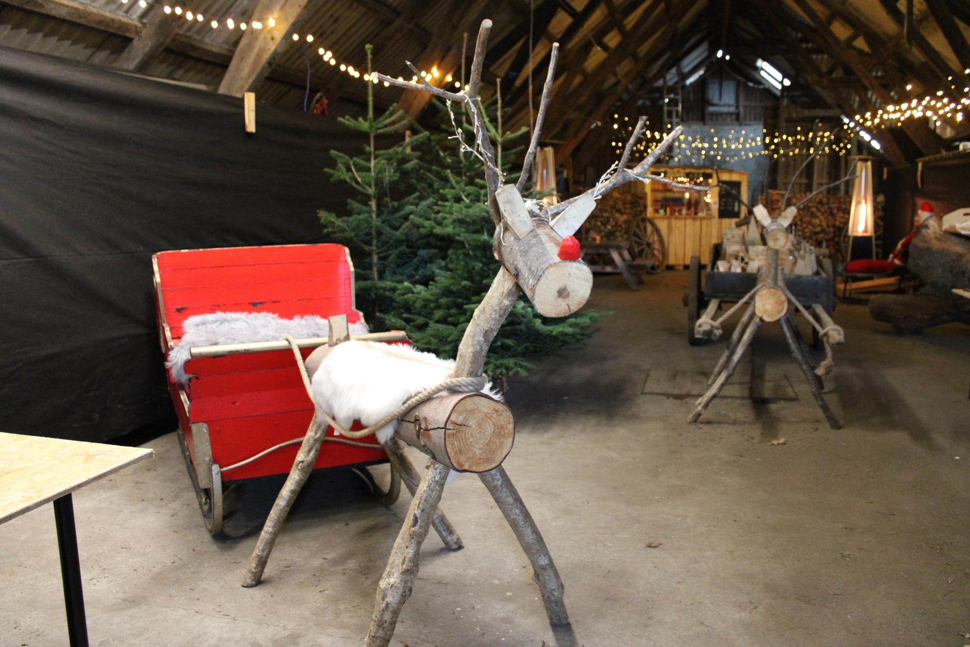 Tre-Rudolf ønskjer velkomen inn i julaløå. 