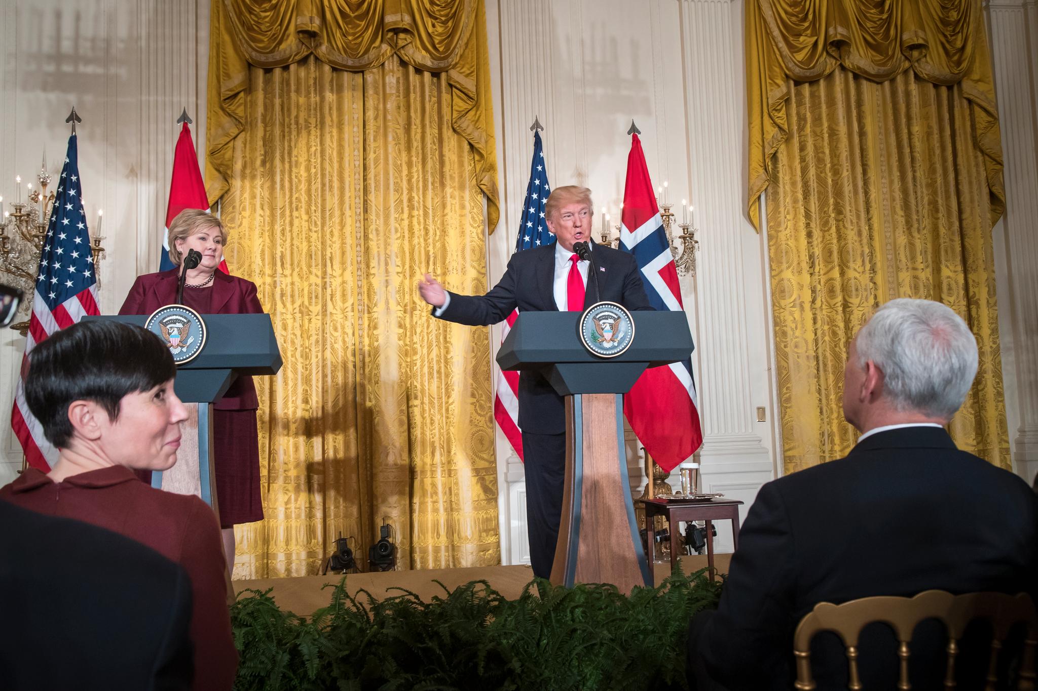 Utenriksminister Ine Eriksen Søreide satt på første rad, like ved visepresident Mike Pence, da statsminister Erna Solberg holdt pressekonferanse med president Donald Trump i Det hvite hus i januar 2018.