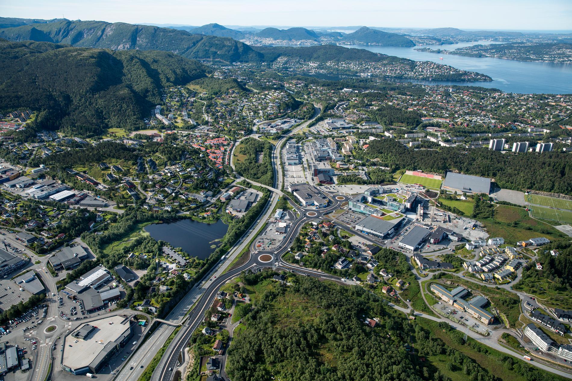 ÅSANE I DAG: Flyfoto fra Åsane med Åsane Senter, Horisont kjøpesenter, Myrdal, Gullgruven og motorveien fra Åsane i retning mot byen
