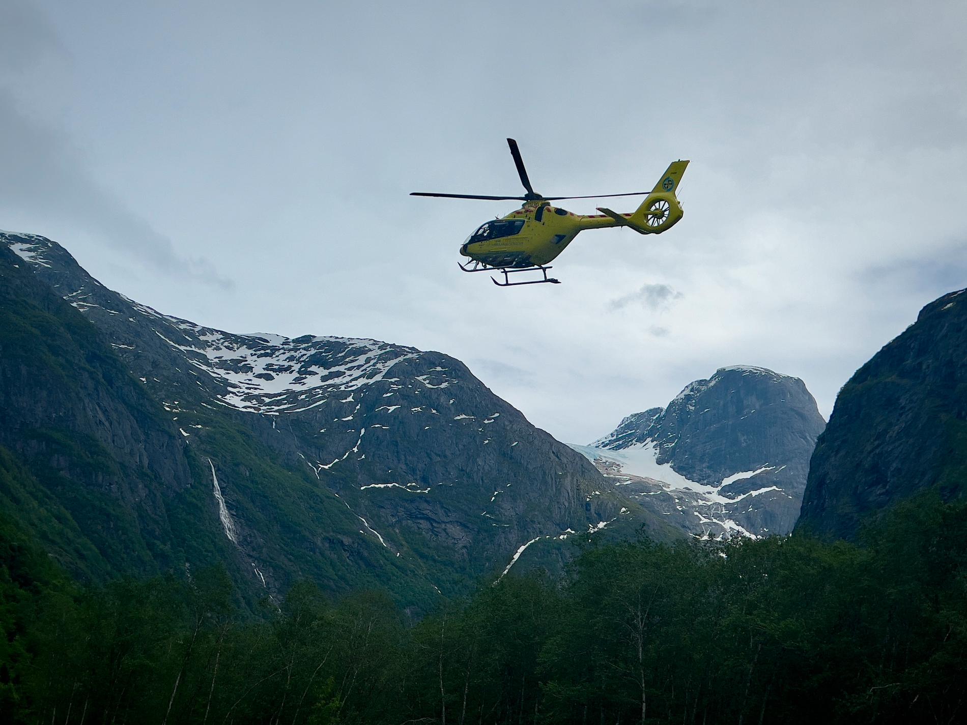 Una ambulancia aérea en el lugar después de la avalancha en Kjenndalen en Loen.