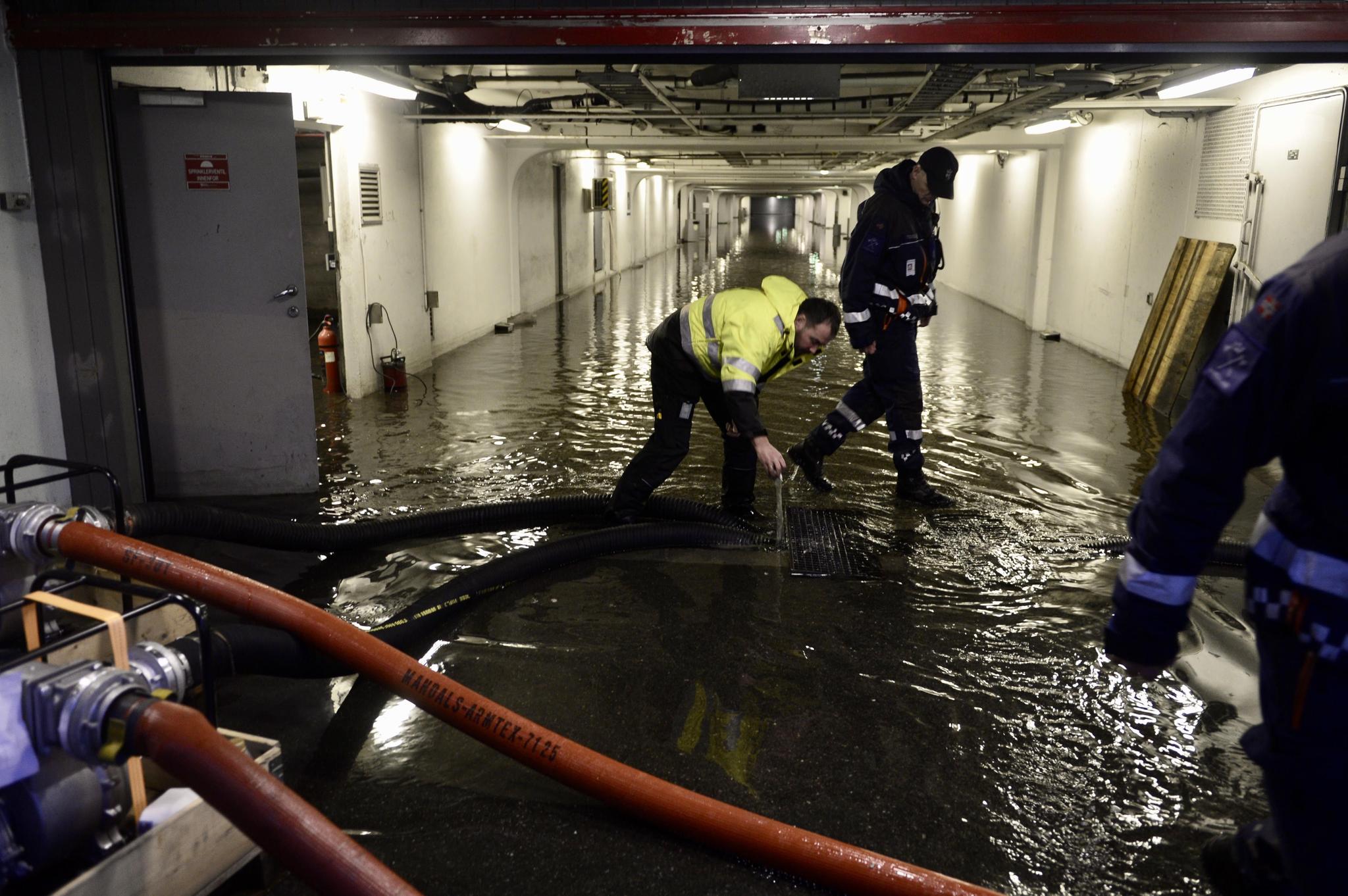 Sivilforsvaret jobbet frem til lørdag formiddag med å pumpe ut vann fra parkeringsanlegget under Åsane senter.