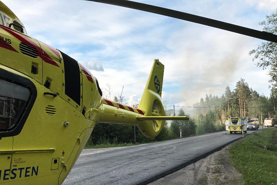 En bevisstløs person er fløyet til Ullevål sykehus etter å ha blitt berget ut av en bil som brant ved Kakkneset i Kongsvinger. 