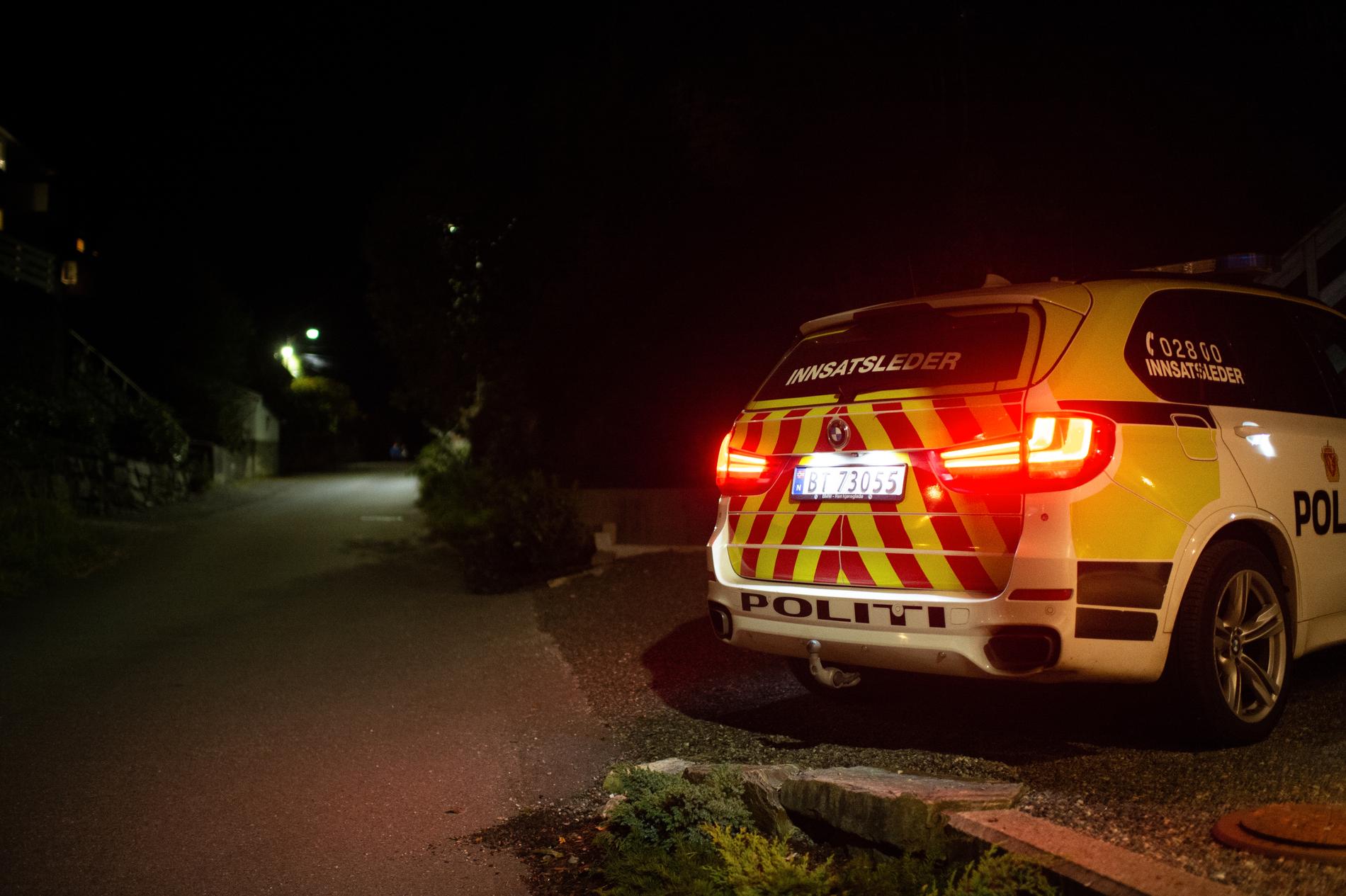 Det var tre politibiler på adressen i Åsane bydel ved  01.20-tiden natt til søndag. 