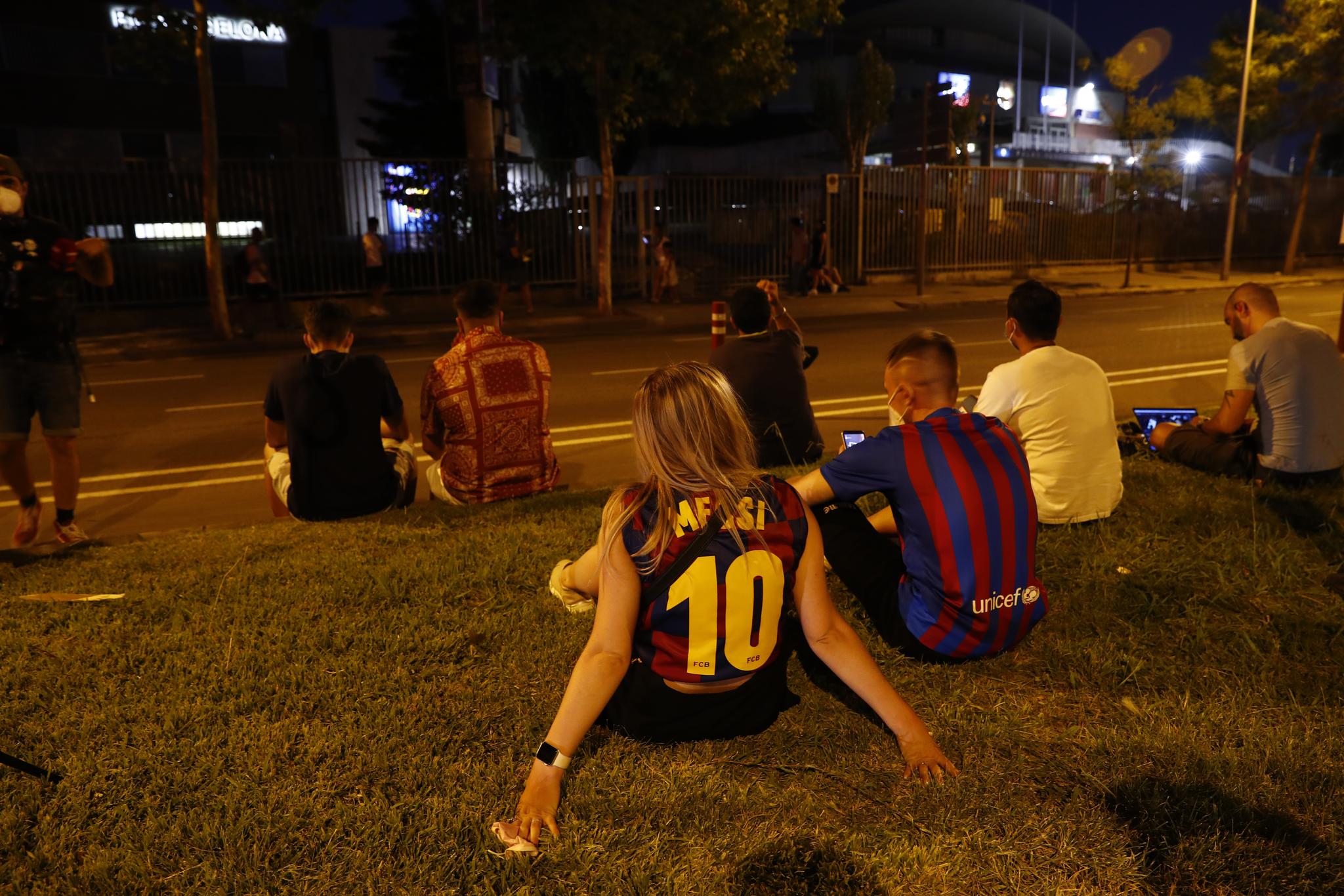 MISNØYE: En rekke mennesker samlet seg utenfor klubbens kontorer torsdag kveld etter at det ble klart at Lionel Messi forlater Barcelona. 