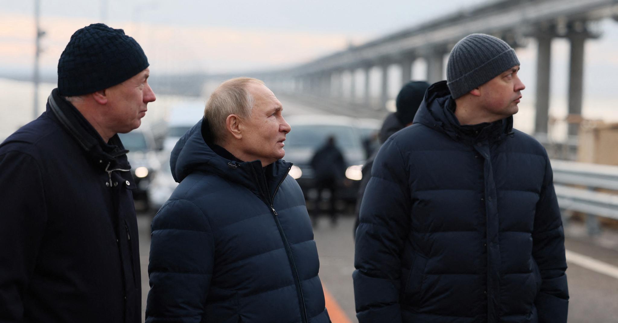 Den russiske presidenten Vladimir Putin på Kertsj-broen over til Krymhalvøya før jul. Broen ble hardt skadet i et angrep i oktober, men skal nå være reparert. 