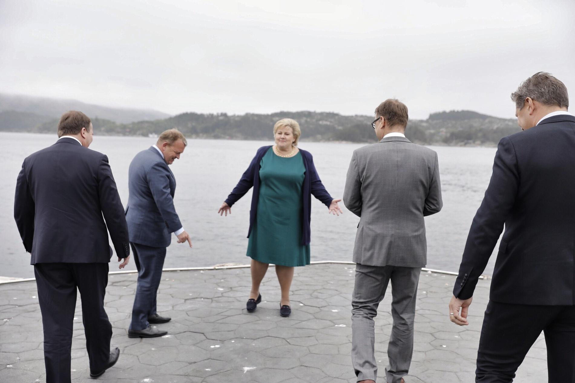 TOK REGI: Erna Solberg dirigerer troppene før felles fotografering av de fem statsministrene. 