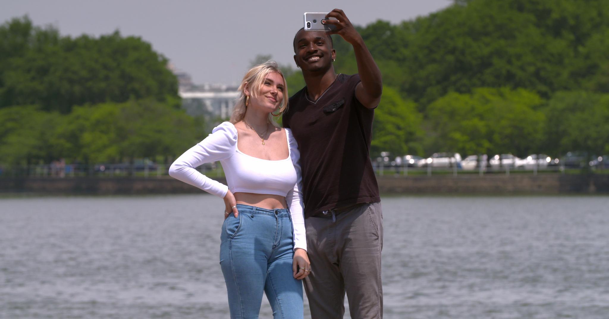 Cheyenna Clearbrook er student ved Gallaudet i Washington D.C. Der blir hun baksnakket av sine medstudenter som mener hun frir til et hørende publikum på sin Instagram-konto. Clearbrook medvirker i en ny Netflix-dokumentarserie.