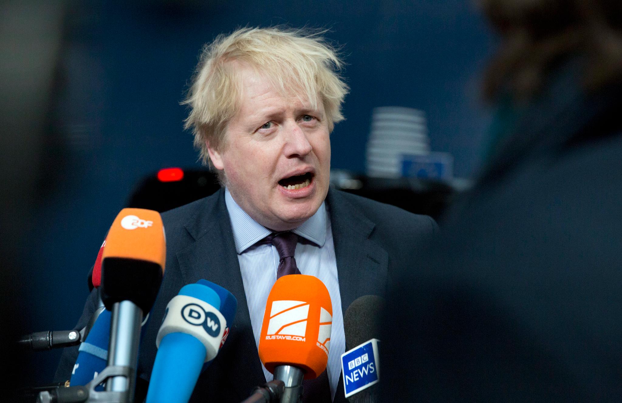 Storbritannias utenriksminister Boris Johnson ved ankomst til EUs utenriksministermøte i Brussel mandag. 