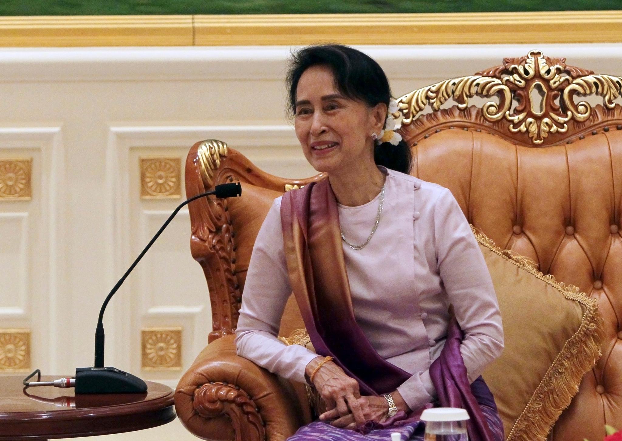 Fredsprisvinner Aung San Suu Kyi skal tale til Myanmars innbyggere tirsdag. I New York følger deltagerne i FNs generalforsamling nøye med.