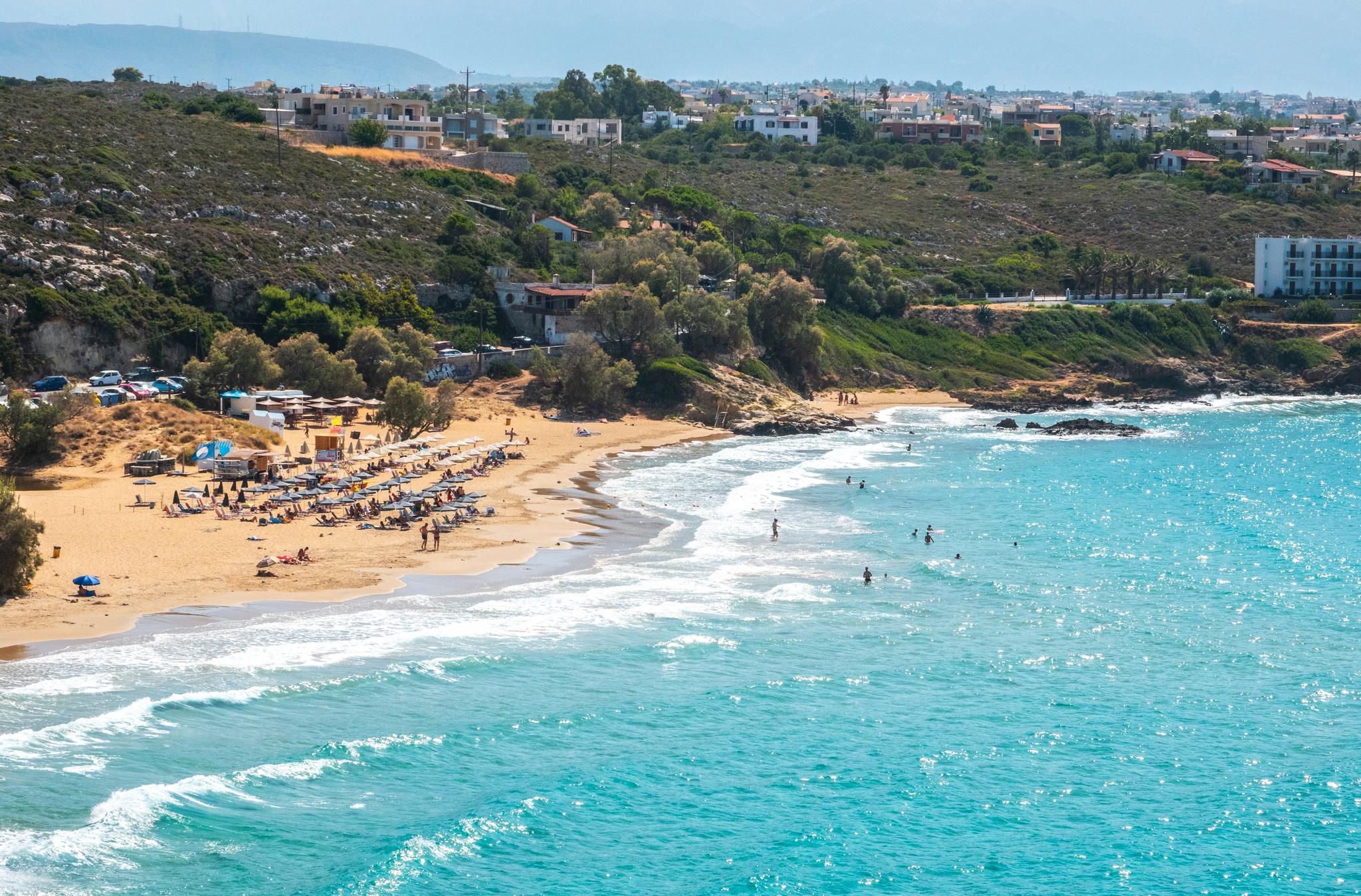 Blått hav og rolige bølger over en ikke altfor overfylt strand er feriedrømmen for mange. Her representert ved stranden Kalathas ved Chania på Kreta i Hellas.