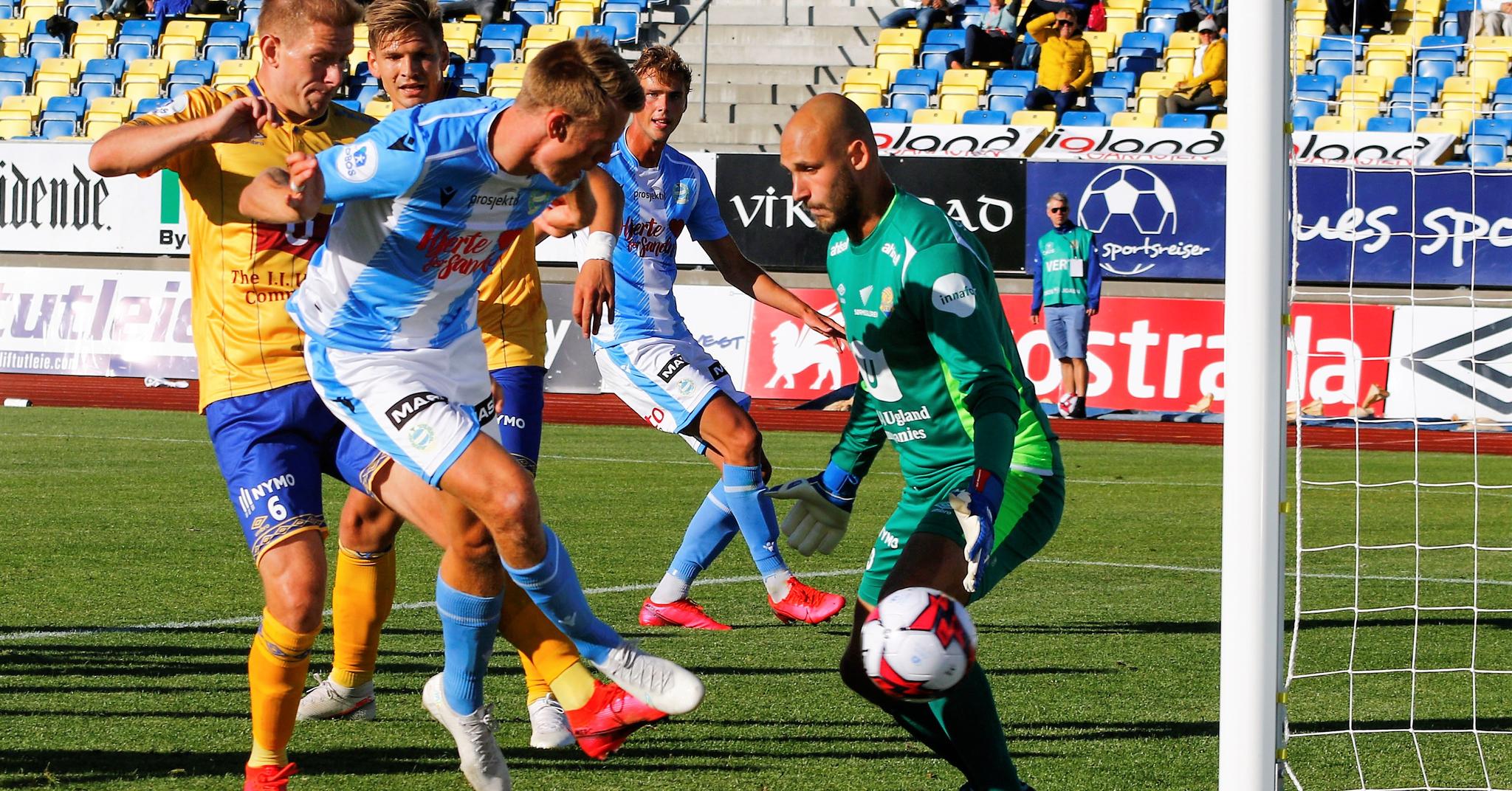 Kent Håvard Eriksen har begynt å score igjen, her utligner han til 2–2 for Sandnes Ulf mot Jerv i Grimstad. Keeper Øystein Øvretveit klarer ikke stoppe Eriksen etter en corner.