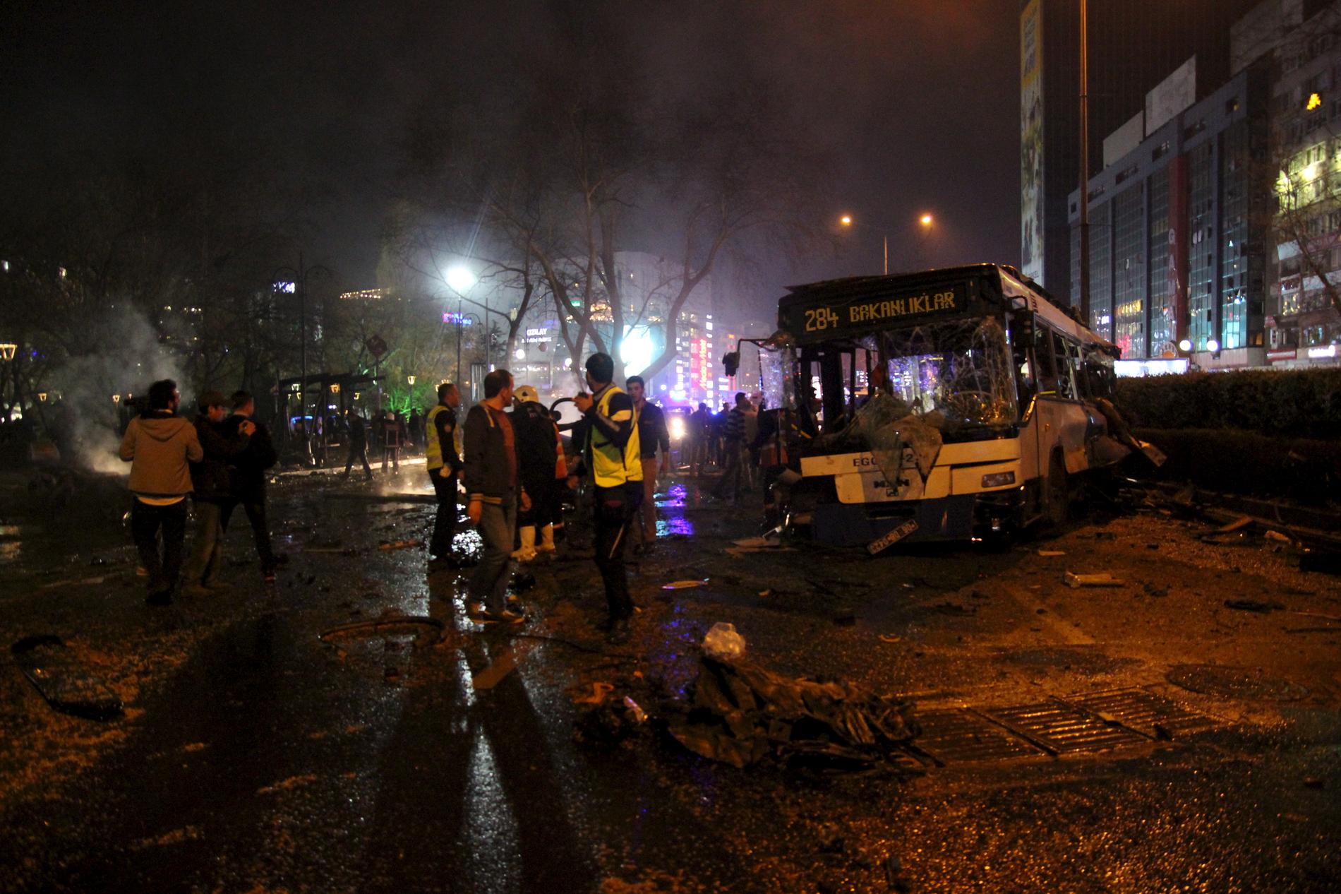 EKSPLOSJON: Bilvrak og sårede mennesker ligger i gatene i Ankara søndag kveld, etter at en bil skal ha eksplodert. 