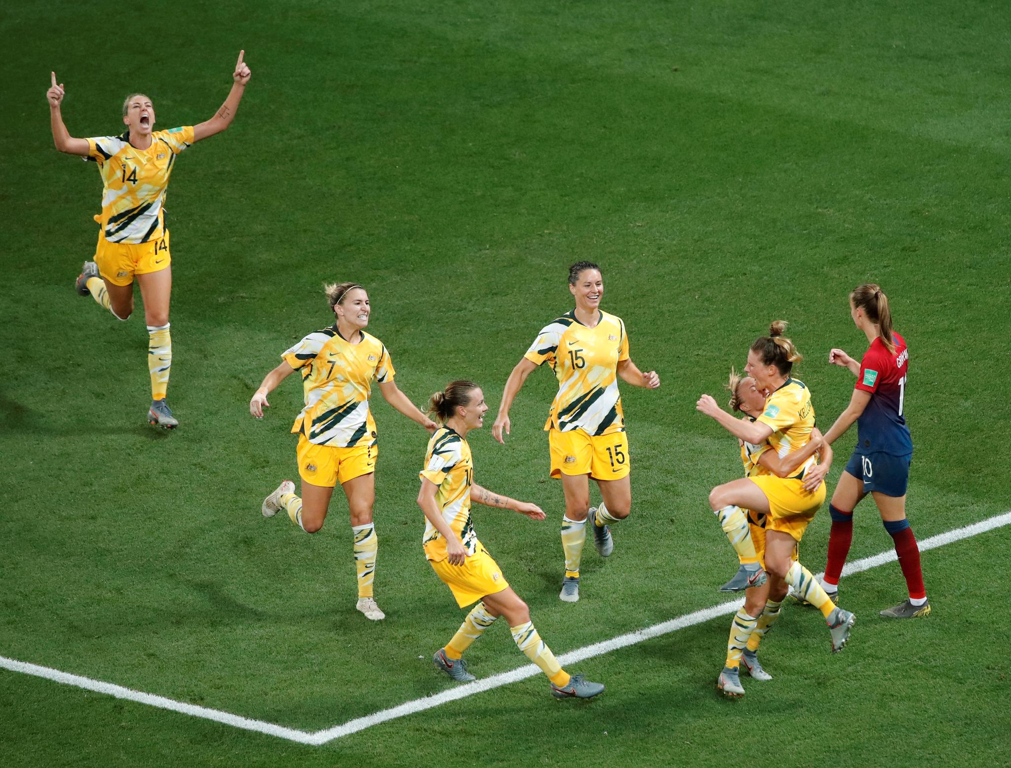 De australske spillerne jubler etter 1–1-målet.