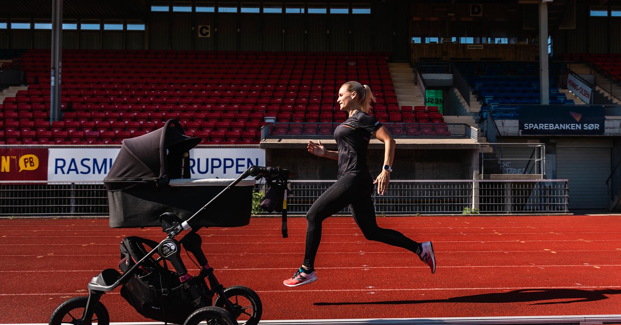 Monica Mjåland Thortveit tok for alvor tak i sin fysiske form etter at hun ble mor første gang for seks år siden. Nå er hun 38 år, og trener fire-fem ganger i uken – flere av dem mens Kaia på snart åtte måneder sover i vogna på Kristiansand stadion.
