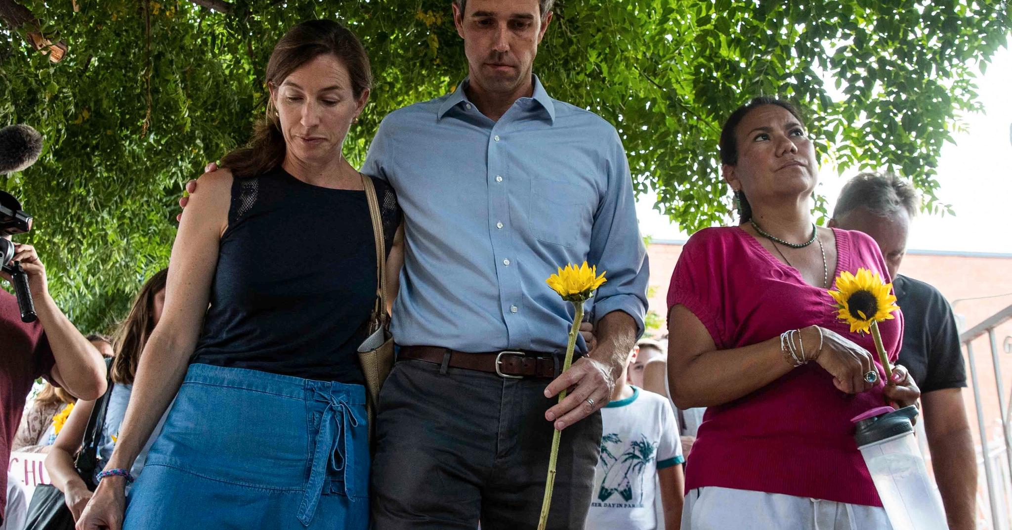 Presidentkandidat Beto O’Rourke med sin kone Amy, og kongresskvinne Veronica Escobar (th) minnes ofrene. Escobar vil ikke at Trump skal komme til El Paso.