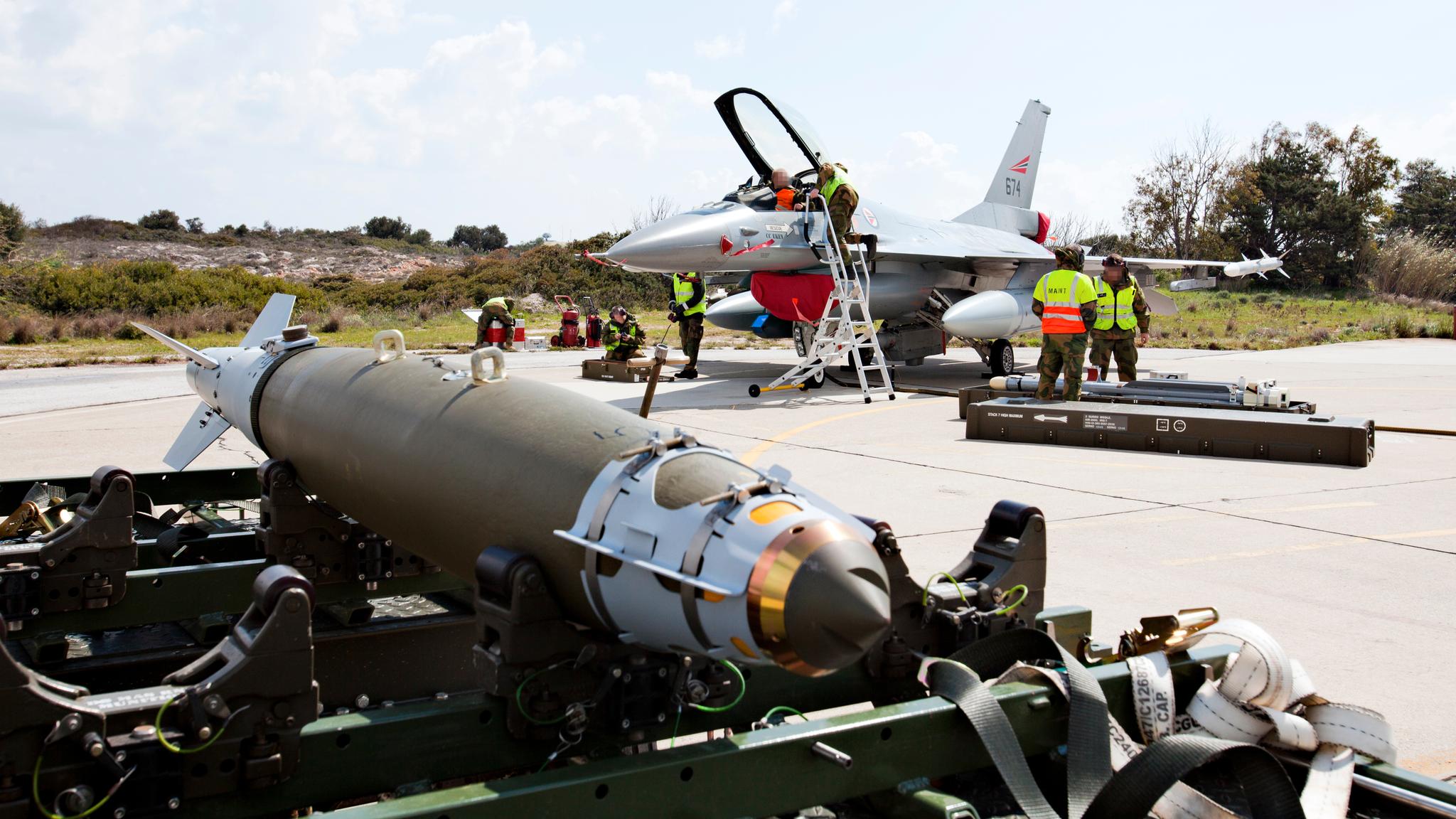 Et av Forsvarets F-16-fly - med tilhørende våpensystem -  fotografert på Kypros under operasjonen i 2011.