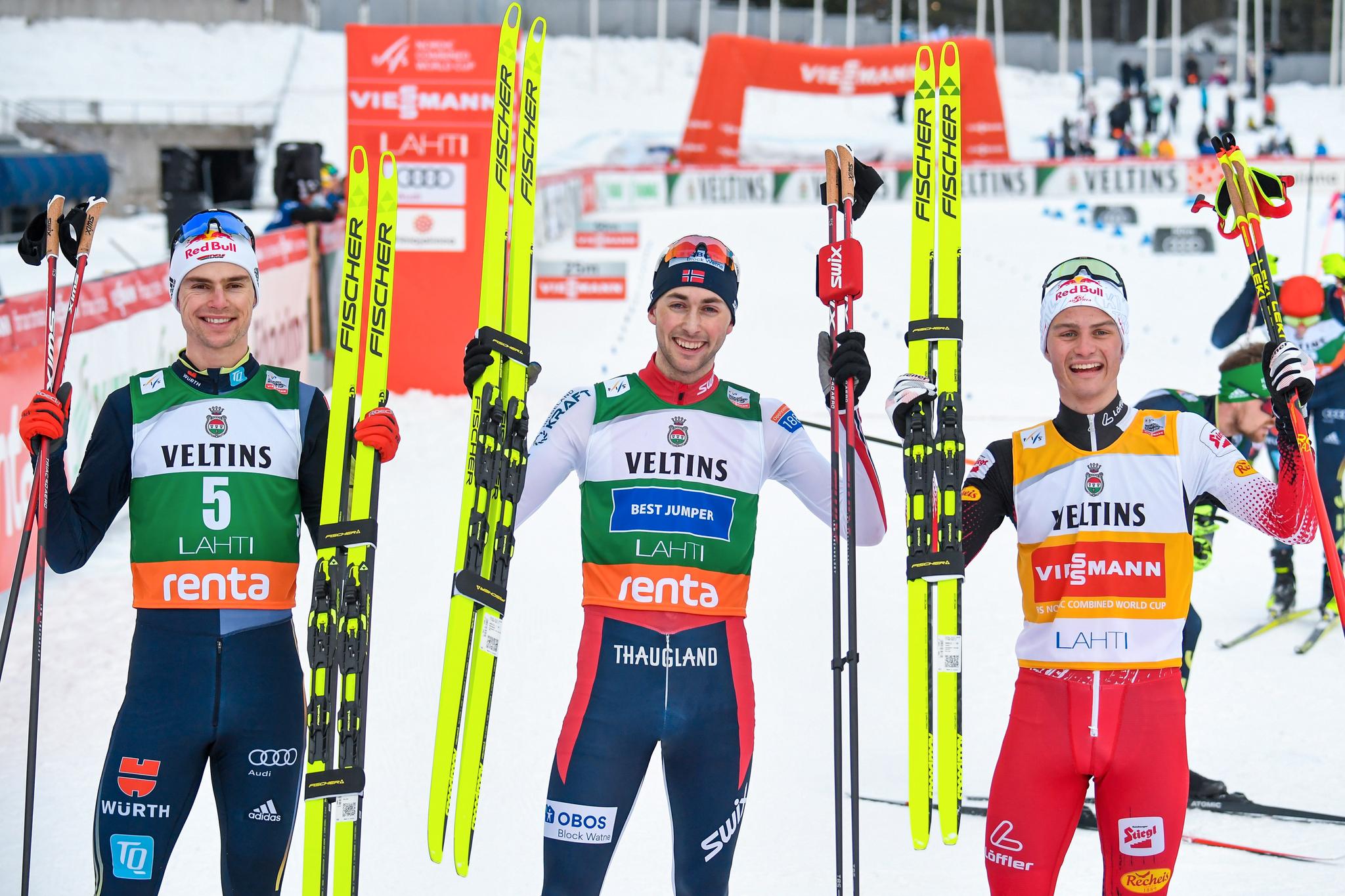 STORT SMIL: Jarl Magnus Riiber (midten) kunne juble for sin første verdenscupseier i Lahti. Vinzenz Geiger (venstre) ble nummer to, mens Johannes Lamparter (høyre) endte på tredjeplass. 