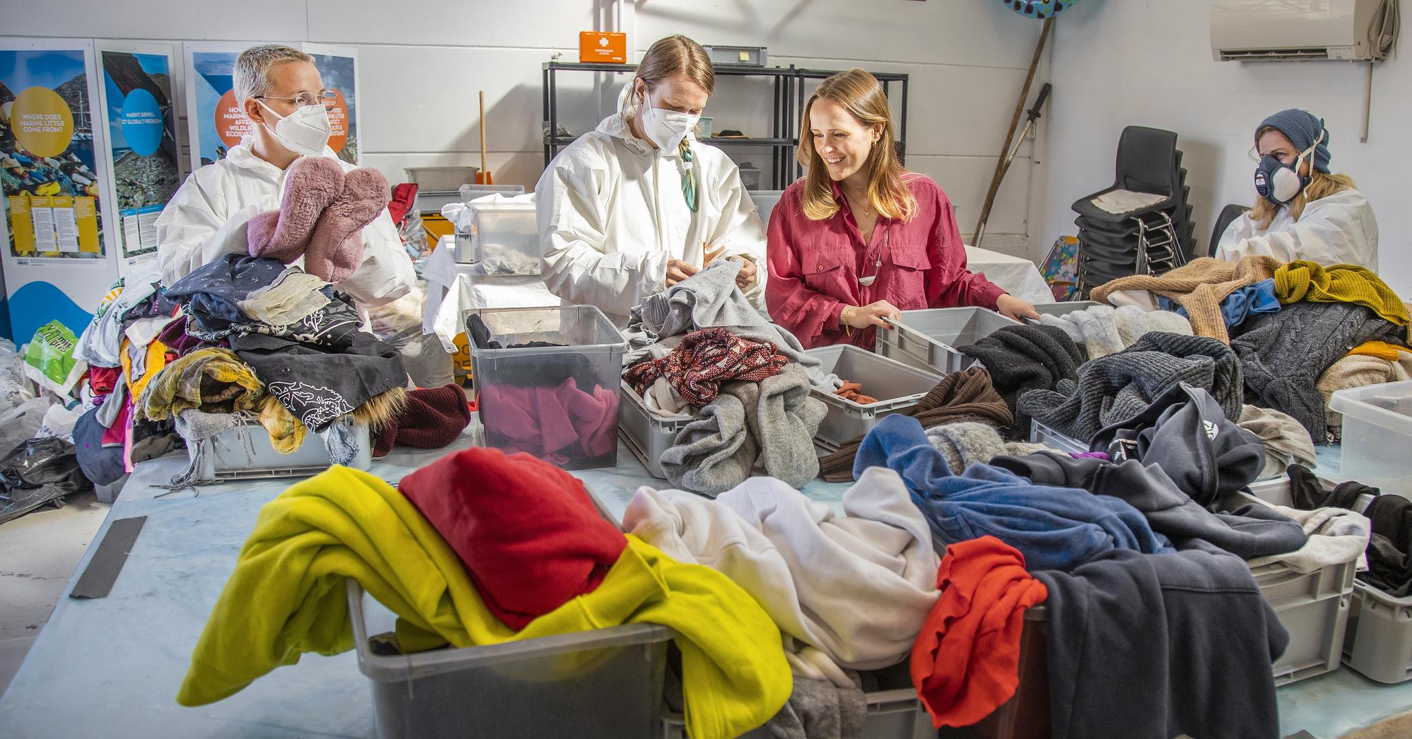 I et industribygg på Slemmestad får sy-om influenser Ingrid Vik Lysne og forskerne i prosjektet «Wasted Textiles» innsikt i hva nordmenn kaster.
