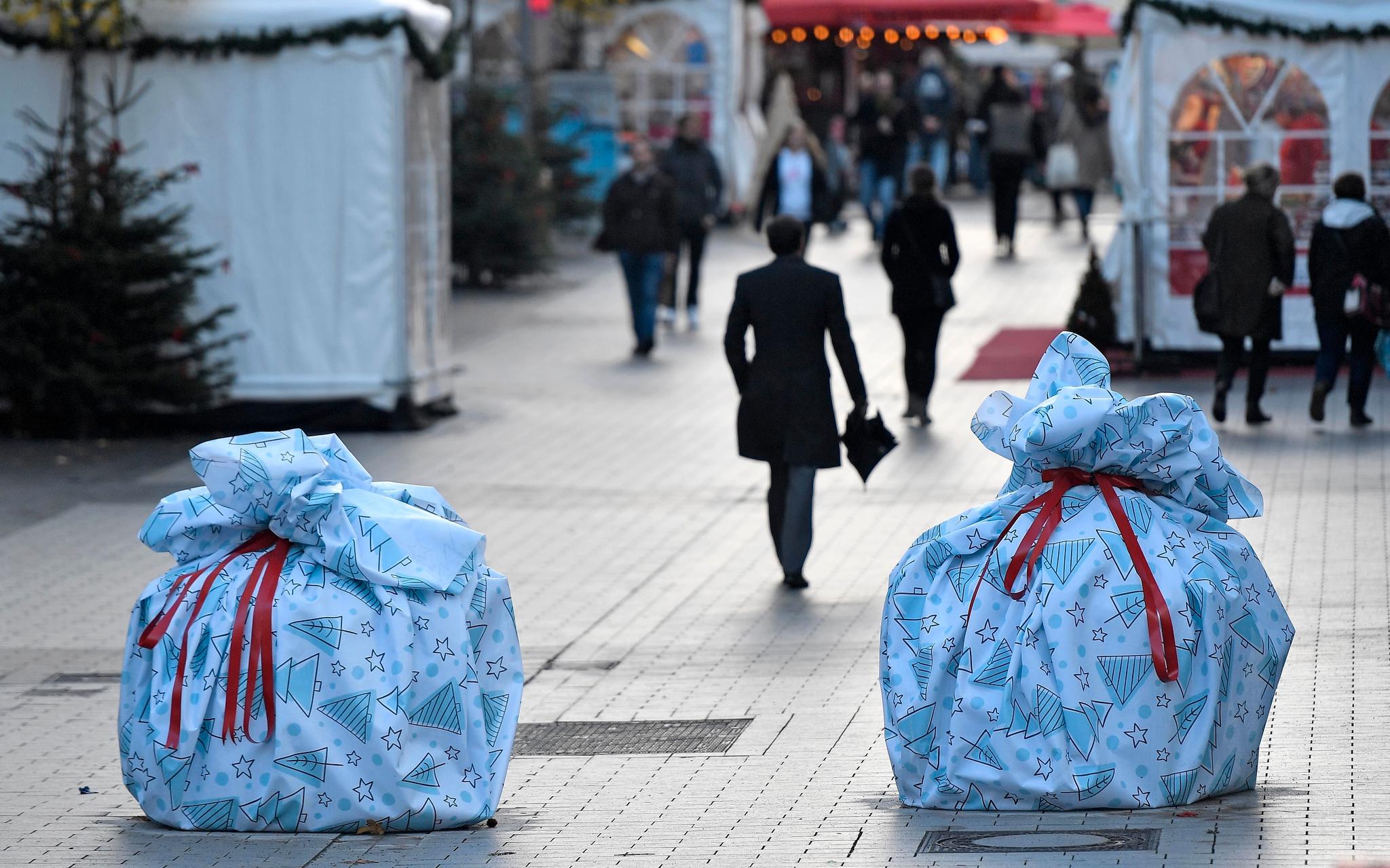 Veisperringer pakket inn som julegaver sikrer julemarkedet i byen Bochum i Tyskland.